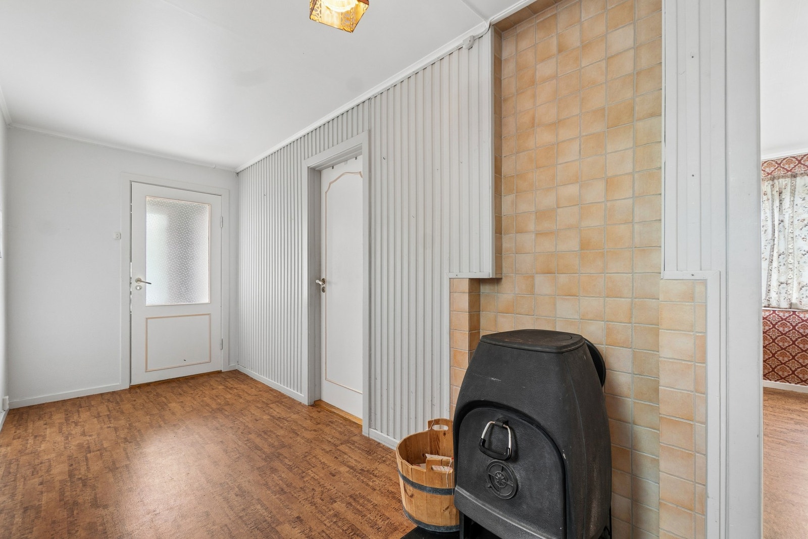 Hallen i første etasje har en vedovn som gir ekstra varme. Galleribilde