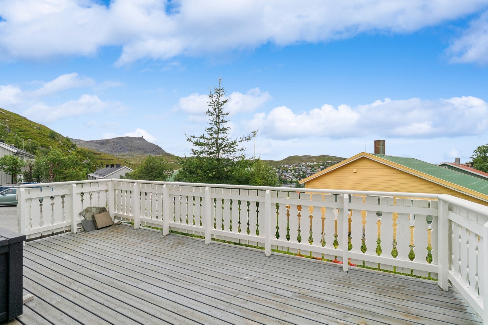 Romslig terrasse med utsikt over nærområdet. Galleribilde