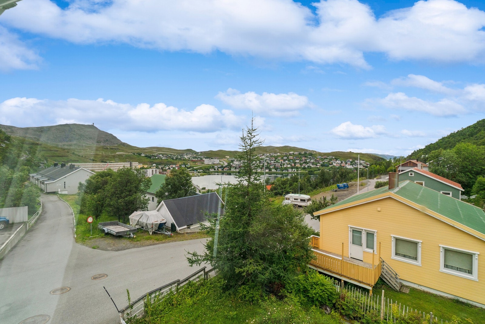 Utsikt mot Storvannet og omkringliggende bebyggelse. Galleribilde