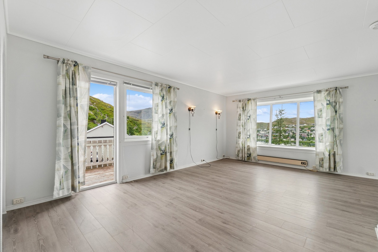 Øvre del av stue med utgang til balkong. Galleribilde