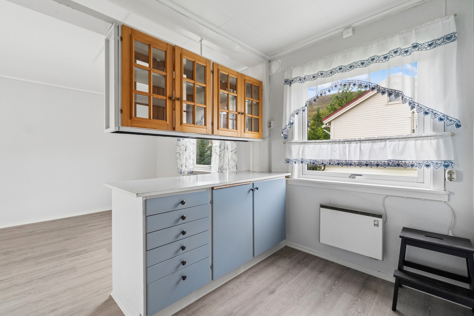 Kjøkkeninnredning med god skap- og benkeplass. Galleribilde