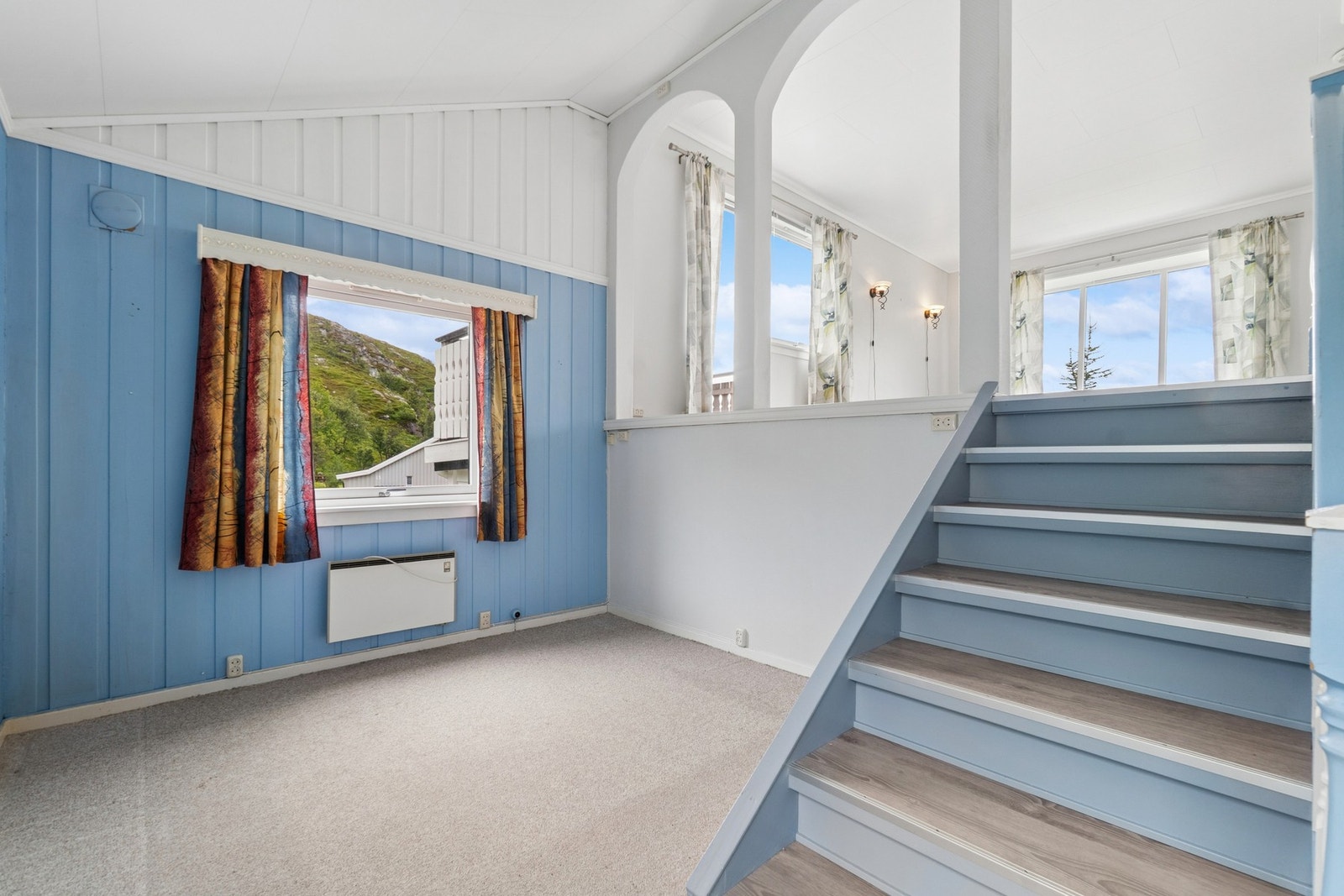 To-delt stue med plass til en egen sittegruppe. Galleribilde
