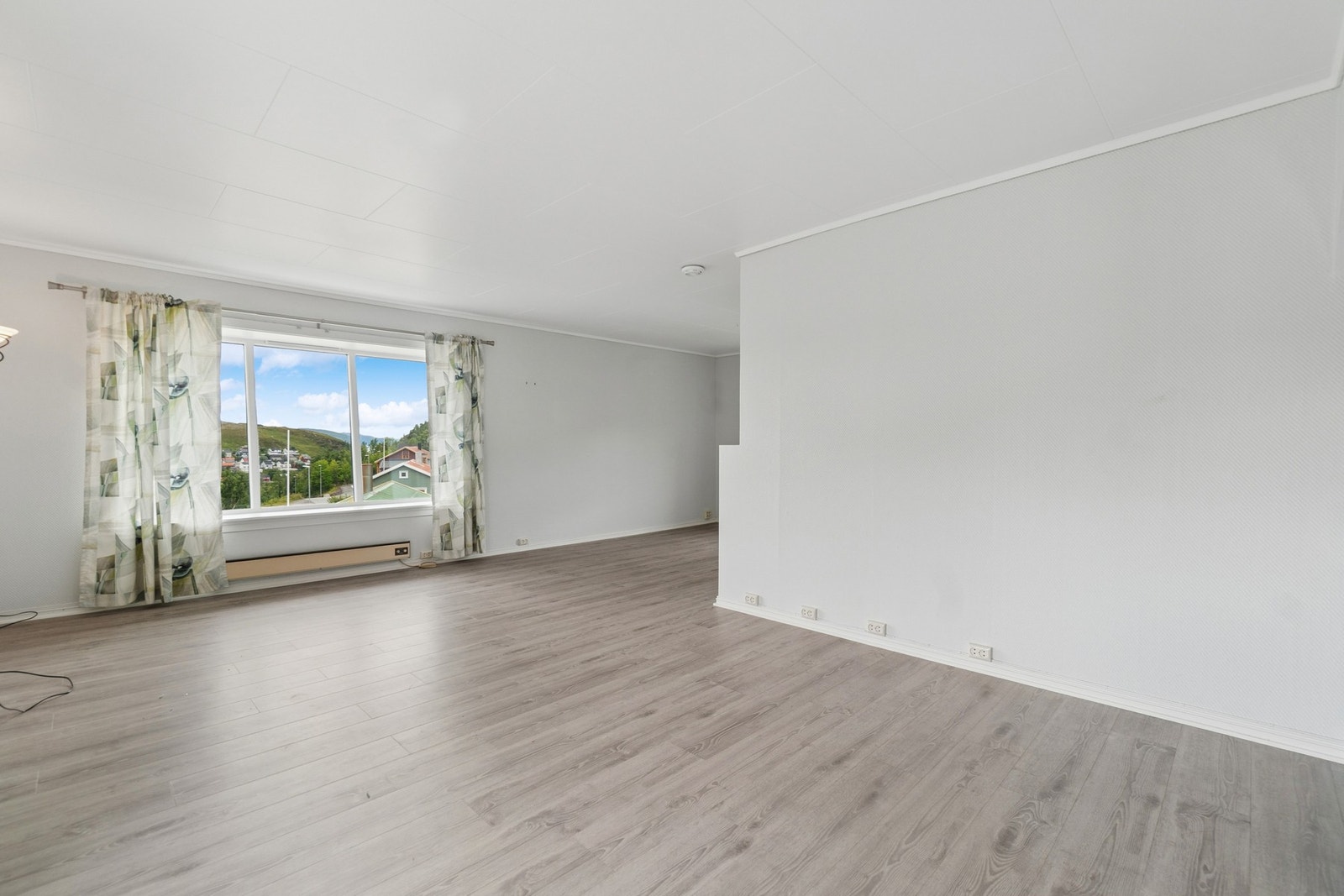 Den romslige stuen gir plass til både sofagruppe og spisebord. Galleribilde