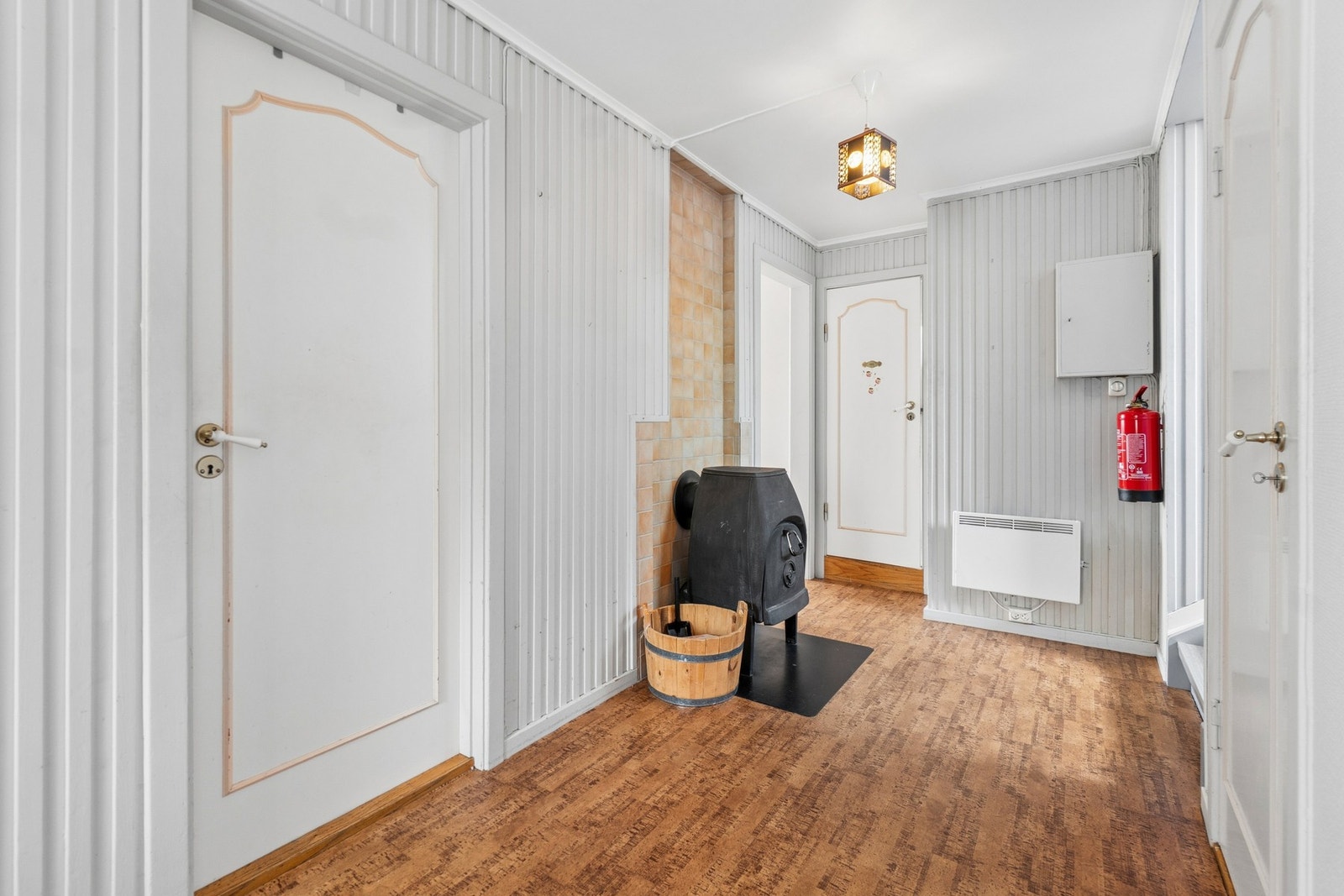 Fra hallen er det tilgang til boligens øvrige rom. Galleribilde