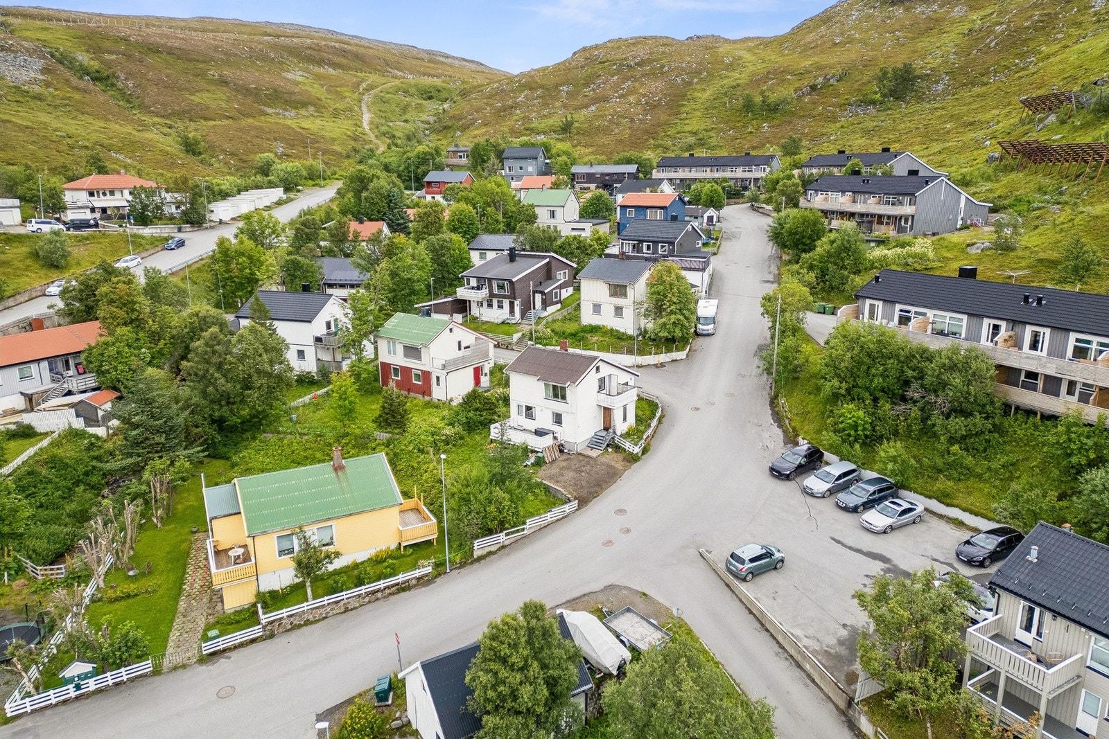 Boligen ligger i et etablert nabolag. Galleribilde