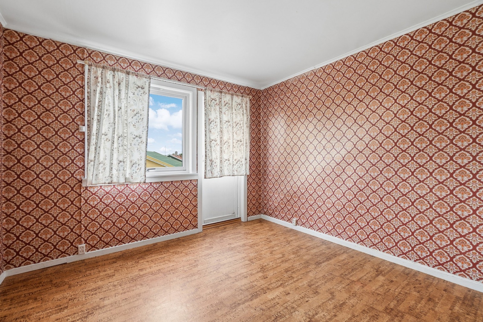 Soverom med plass til seng og oppbevaring. Galleribilde