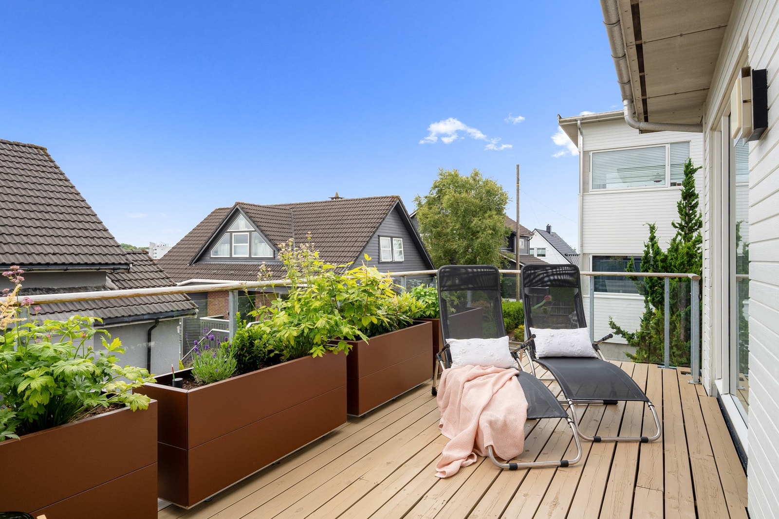 Sørøstvendt terrasse med sol store deler av dagen Galleribilde