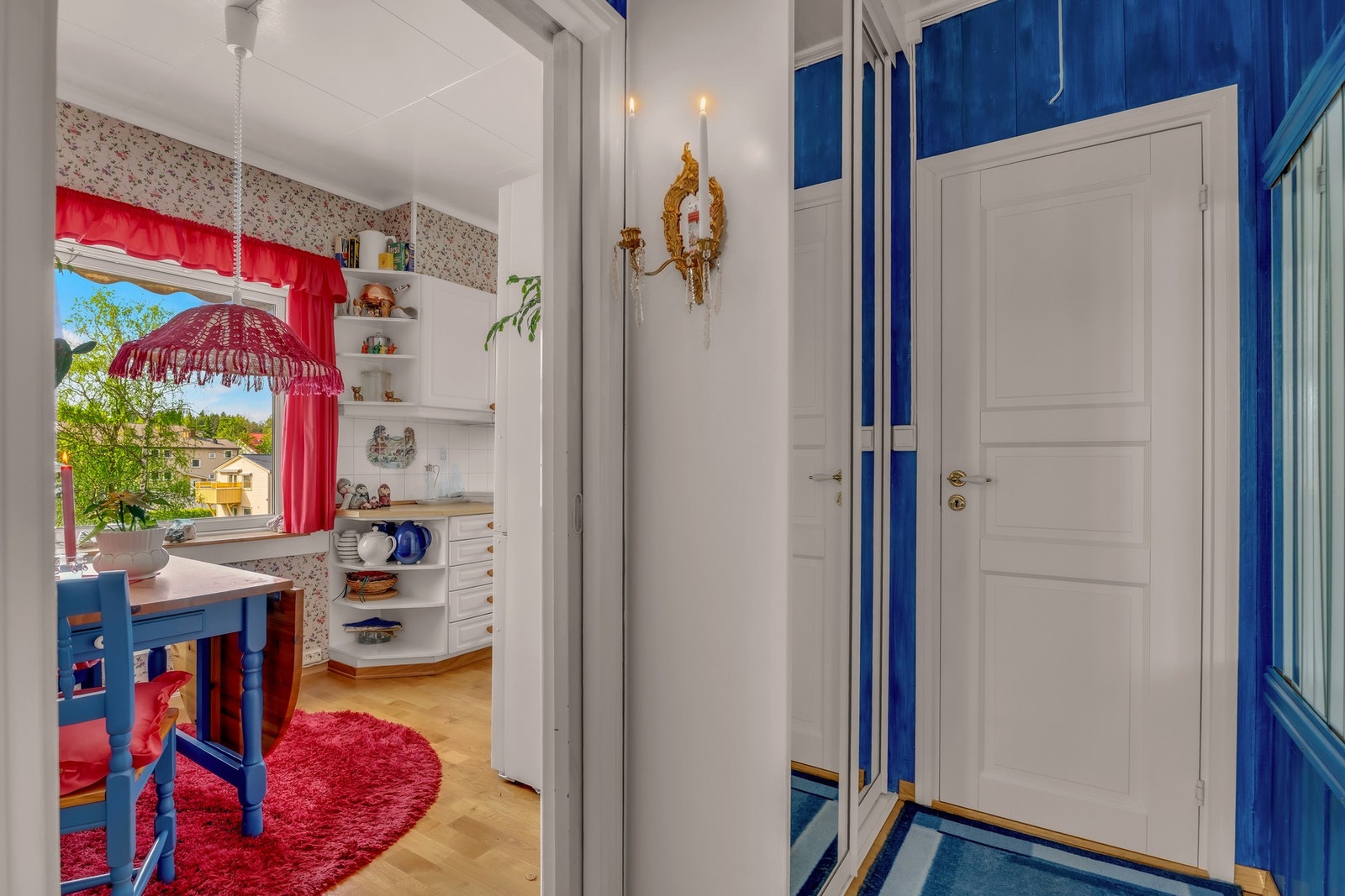 Entré/gang med praktisk skyvedørsgarderobe Galleribilde