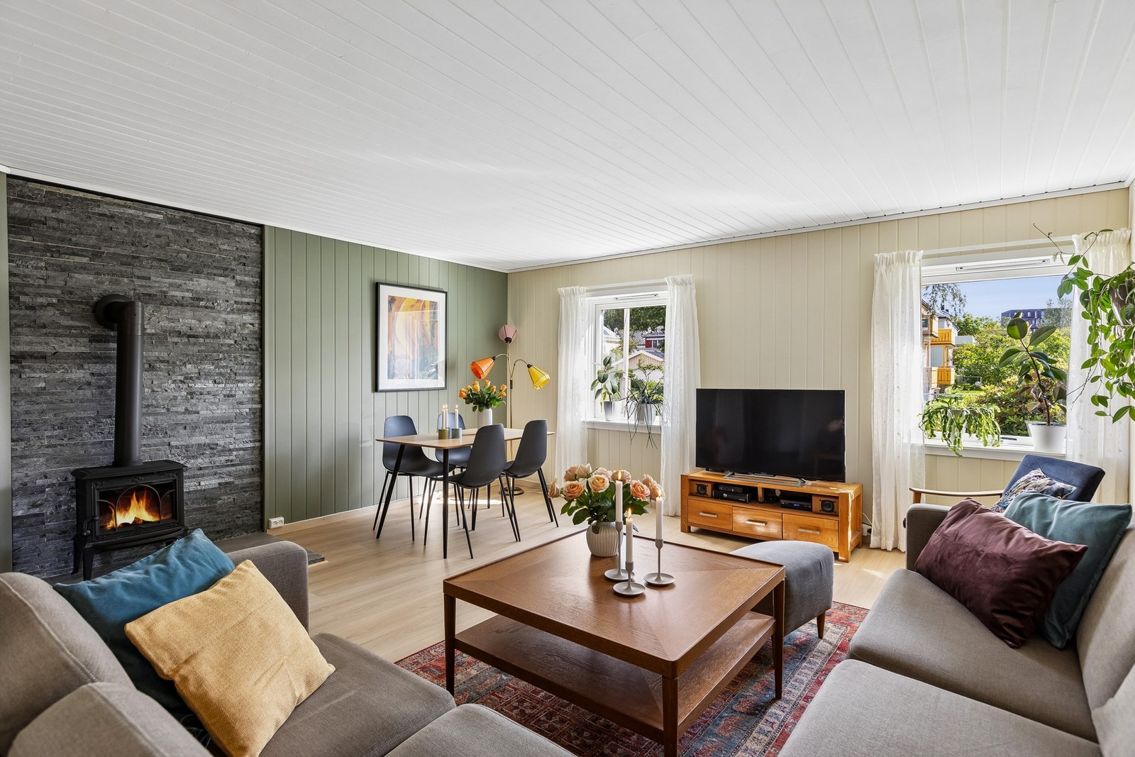 En lys og innbydende stue med god plass til hele familien. Galleribilde