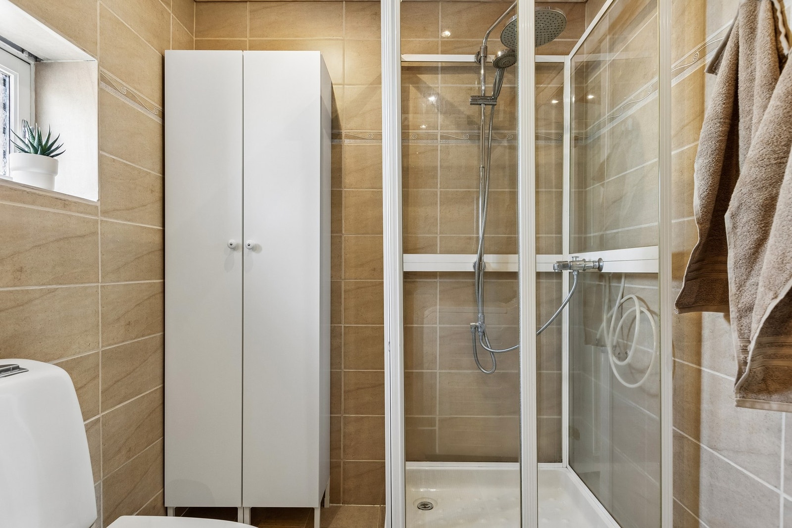 Badet måler 4,5 kvm. og er praktisk innredet med gode oppbevaringsmuligheter. Galleribilde