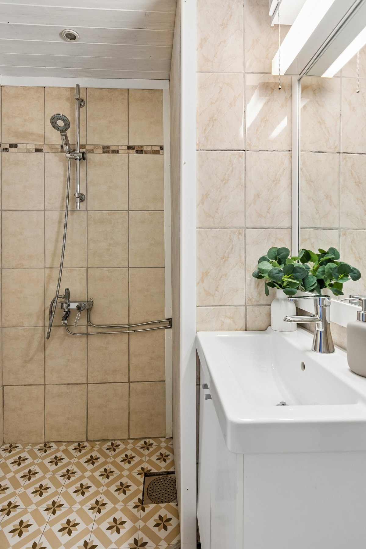 Badet i kjelleretasjen er innredet med dusjnisje, servant og toalett. Galleribilde