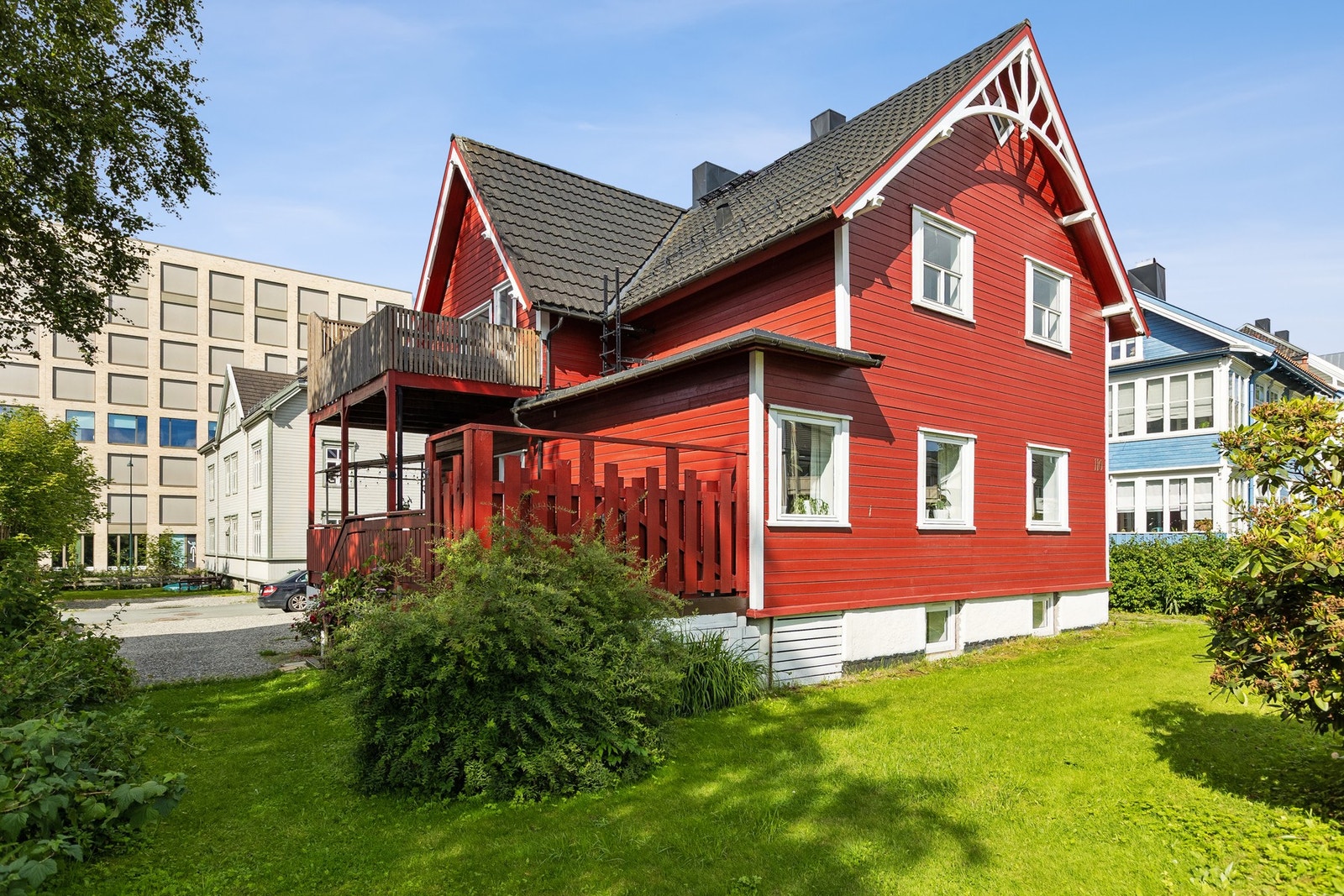 Pent opparbeidet uteområde rundt boligen. Galleribilde