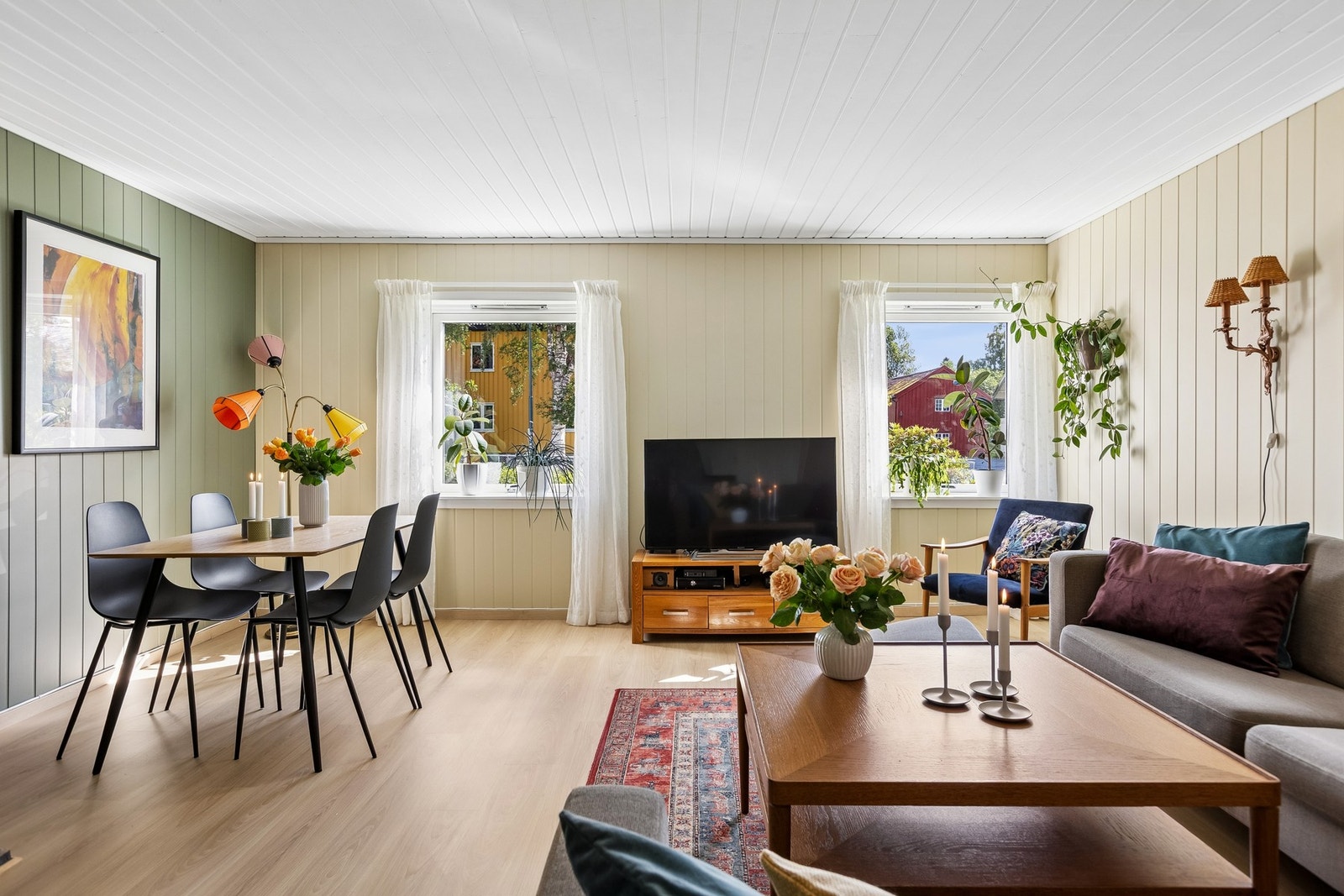 En praktisk stue hvor sittegruppe og spiseplass er samlet på en naturlig måte. Galleribilde