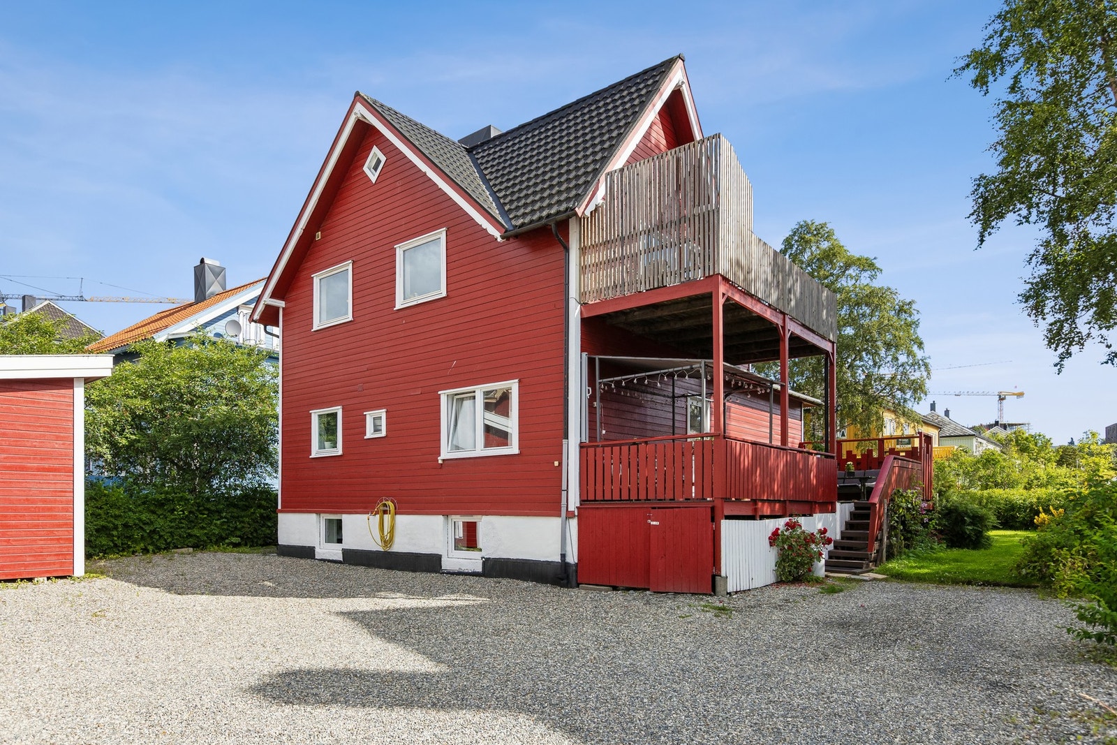 Med boligen følger to parkeringsplasser. Galleribilde