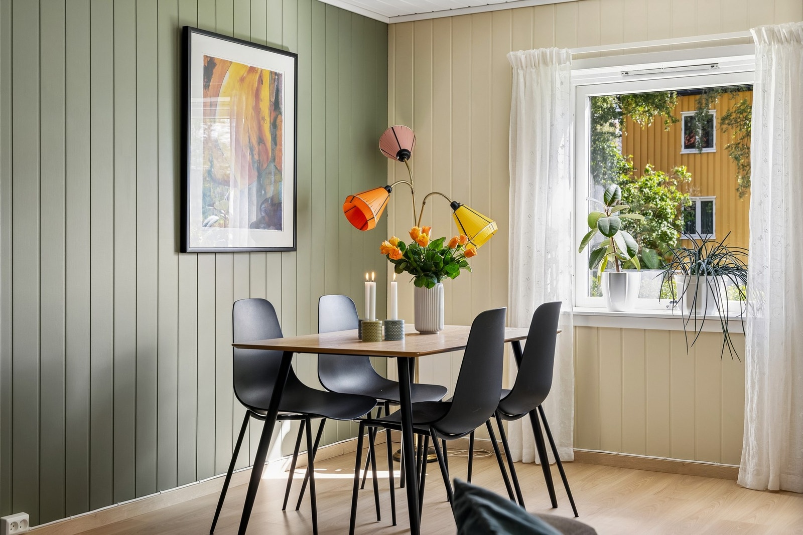 Store vindusflater sørger for godt med naturlig lys. Galleribilde