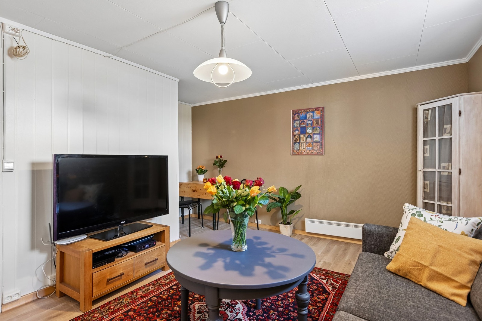 Koselig stue med plass til både sofagruppe og TV-møblement. Galleribilde