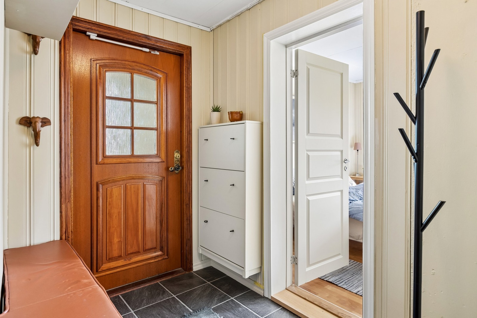 Entréen har plass til oppbevaring av yttertøy og sko. Galleribilde