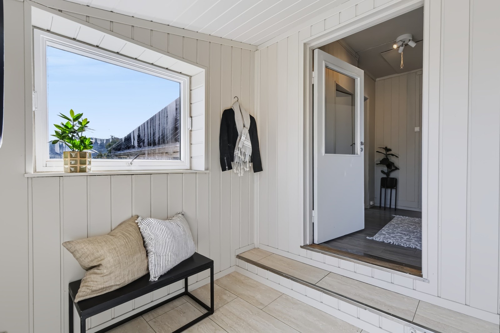 Entrè med plass til et lite møblement. Galleribilde