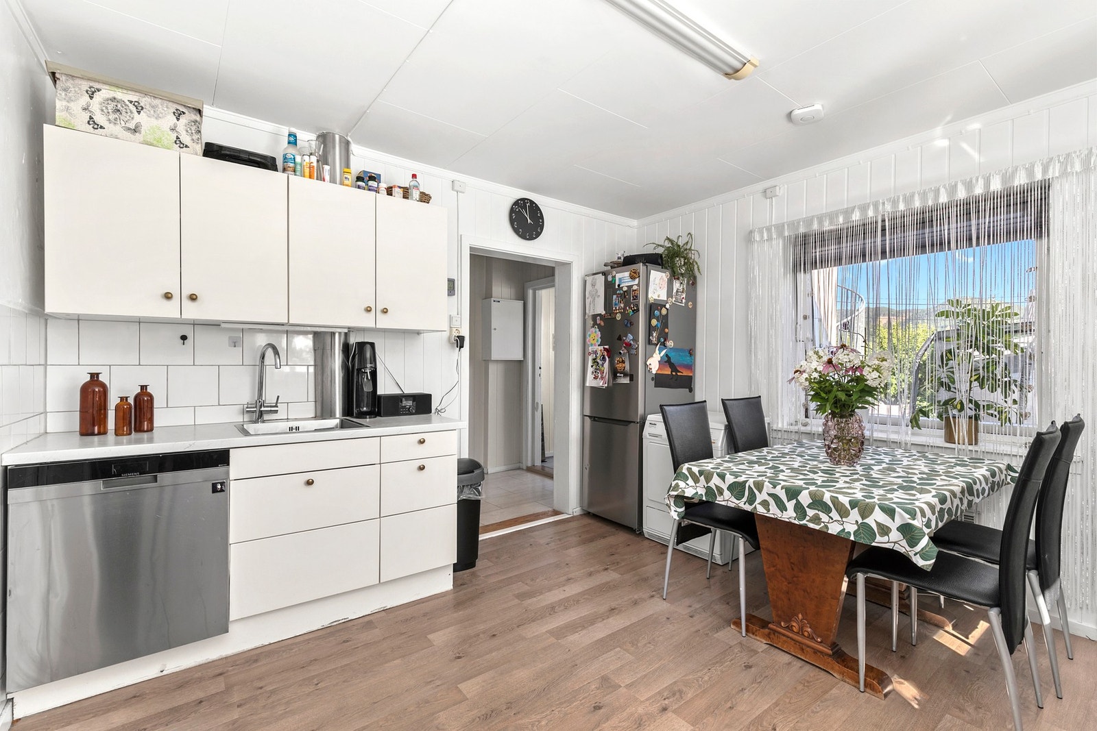 Det er stålplate ved komfyr og kum. Galleribilde