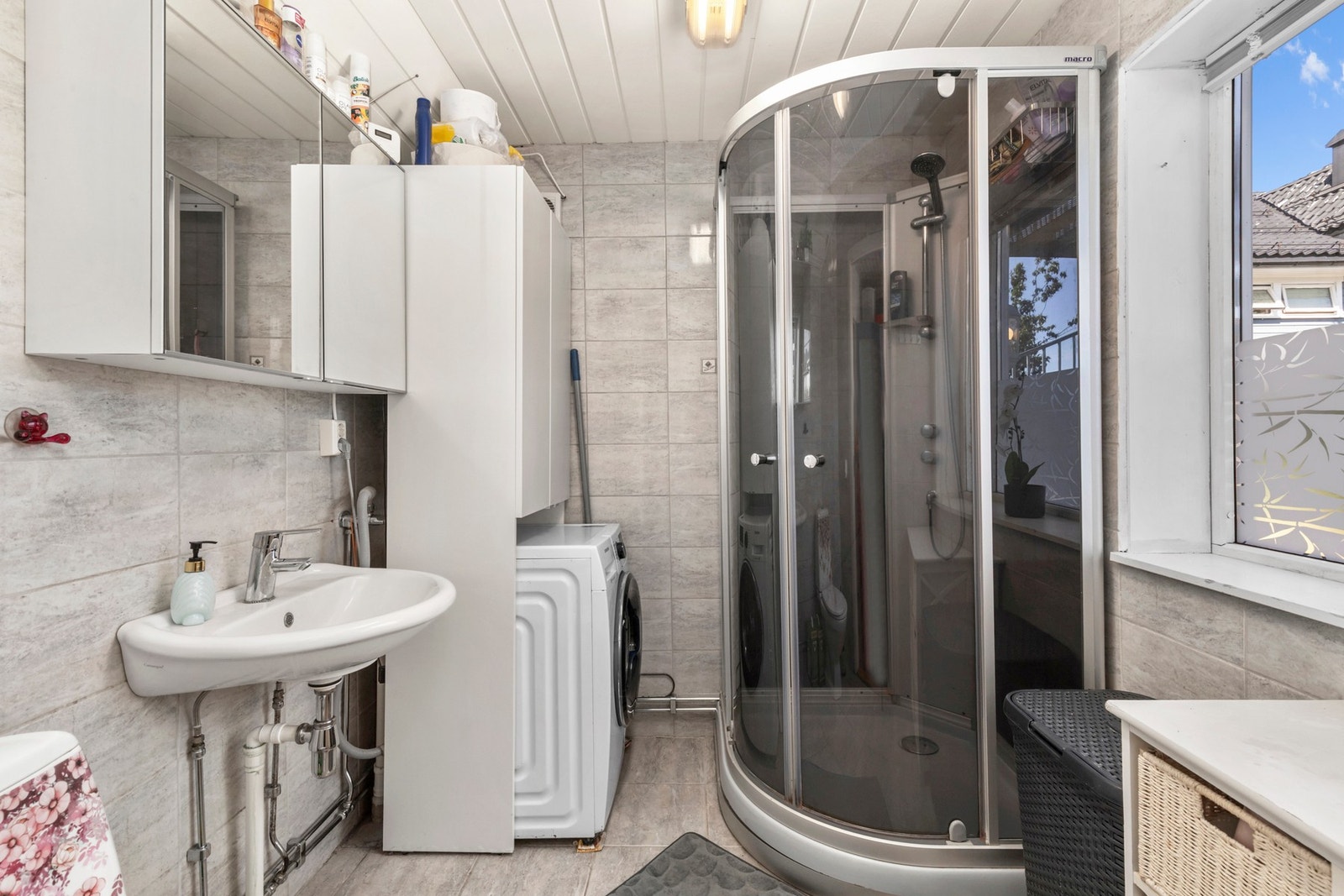 Fra entreen er det direkte adkomst til boligens første baderom. Badet har flislagt gulv med varmekabler. Galleribilde