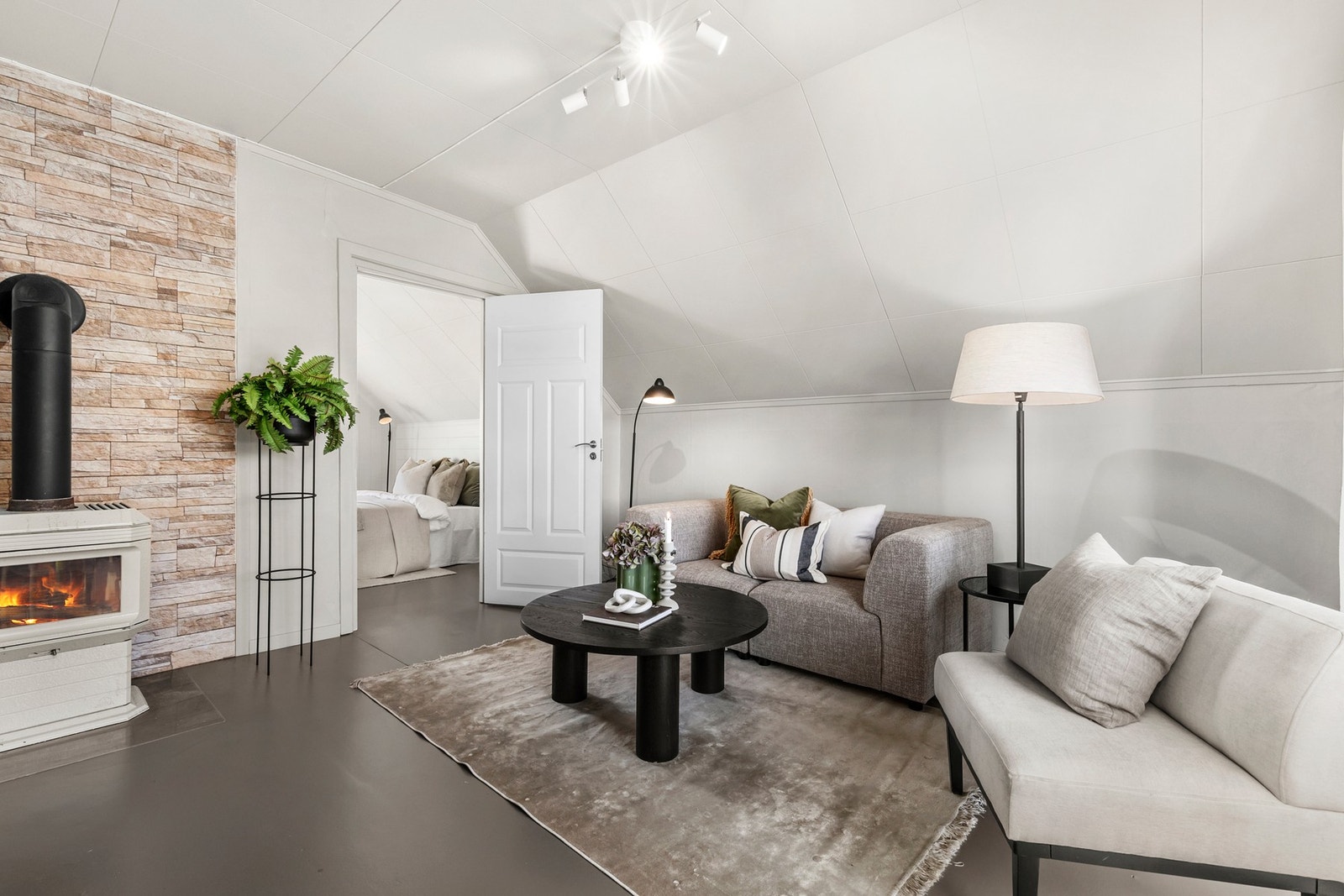 Stuen er malt i behagelige farger. Her kan du invitere venner og familie til trivelige sammenkomster. Galleribilde