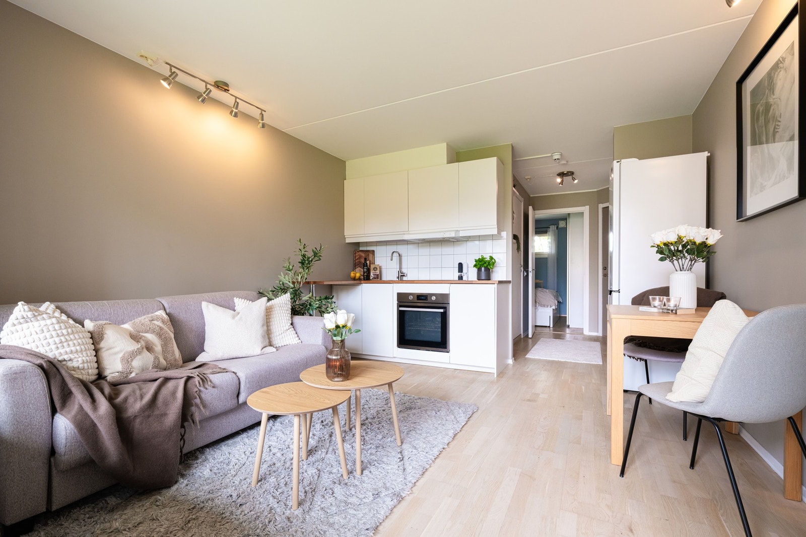 Det er også fin plass til spisebord i tilknytning til kjøkkendelen. Galleribilde