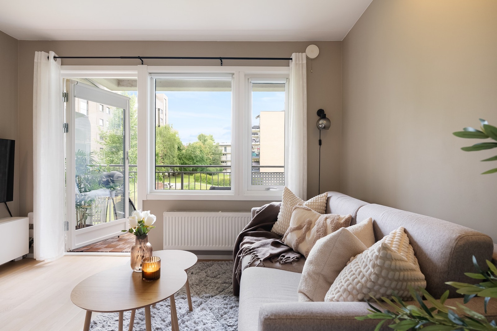 Her får du godt med naturlig lys fra generøse vindusflater noe som bidrar til en lys og luftig romfølelse. Galleribilde