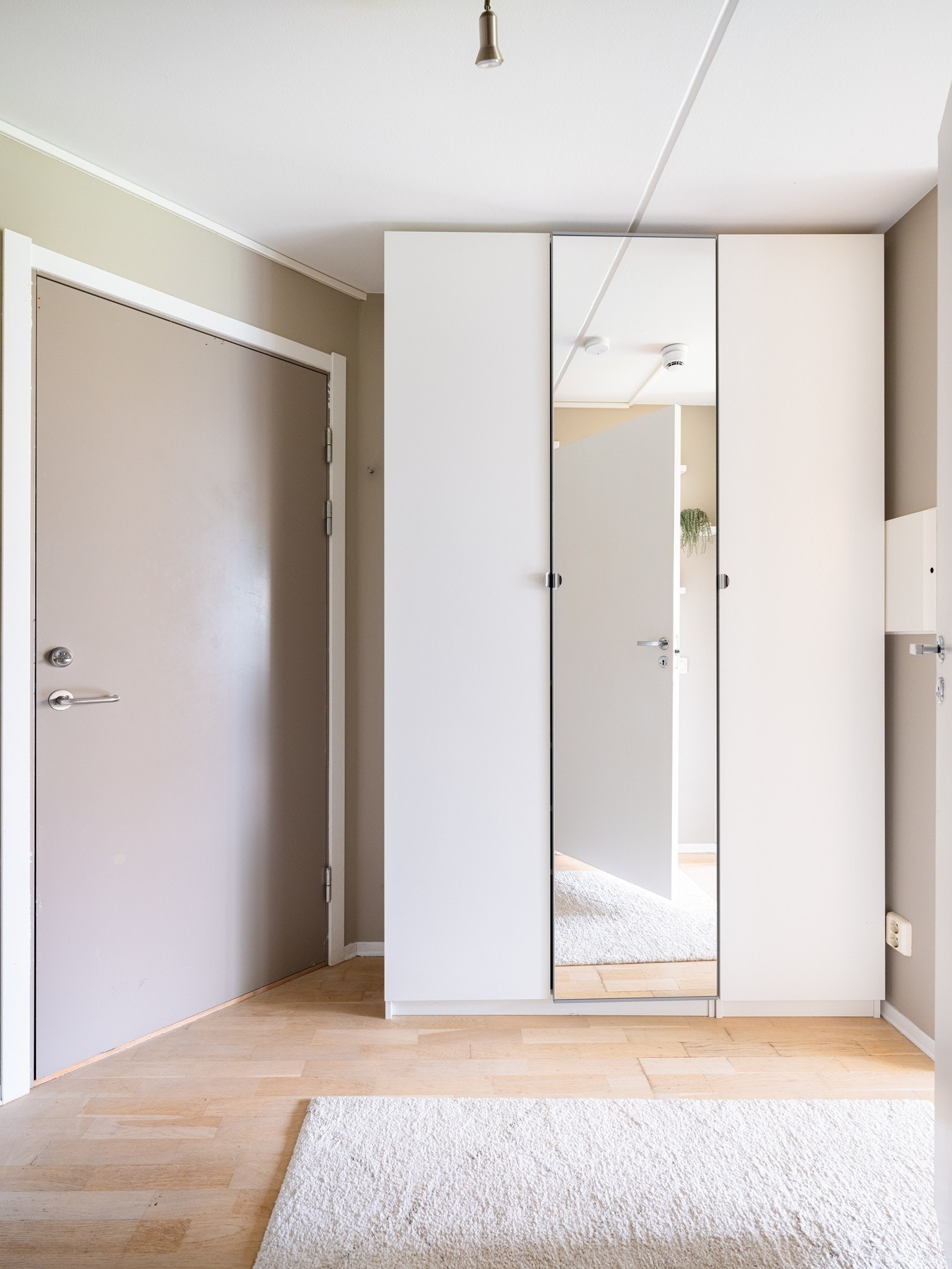 I det du åpner inngangsdøren ønskes du velkommen inn i en lys og innbydende entré som gir et umiddelbart godt inntrykk. Galleribilde