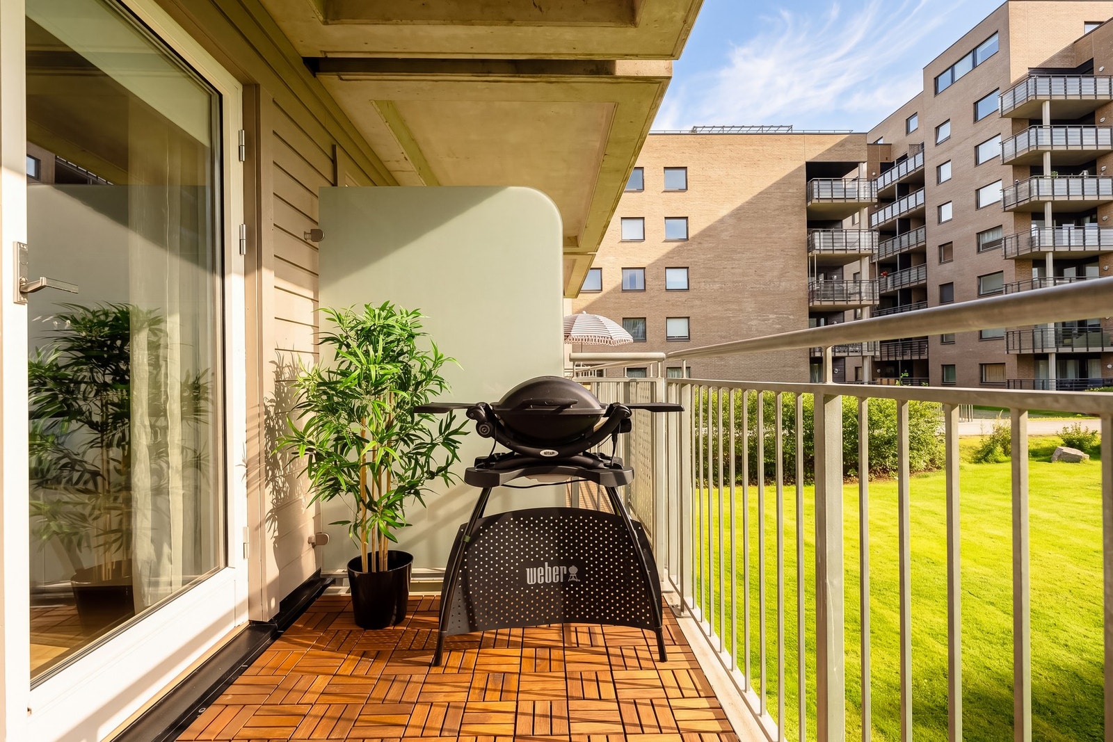 På solfylte sommerdager er det sol på balkongen fra rundt kl. 15 og frem til rundt kl. 20 ifølge nåværende eier. Galleribilde