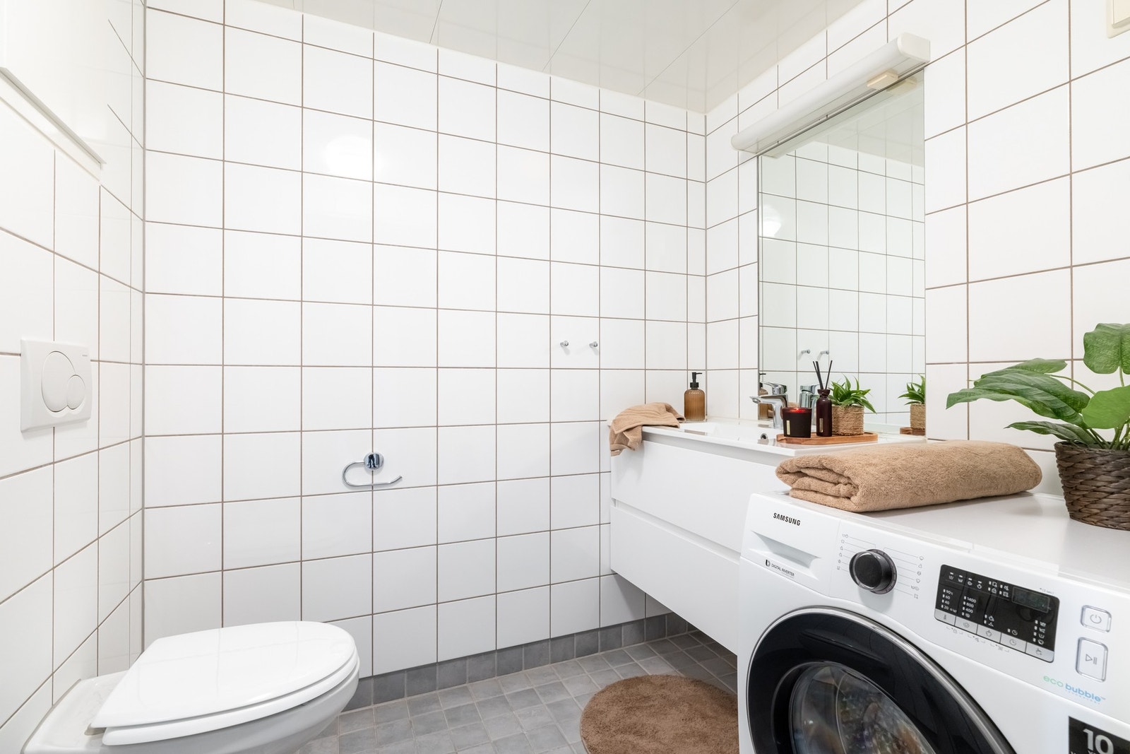 Badet er utstyrt med innredning med to skuffer, samt nedfelt servant med speil over. Galleribilde