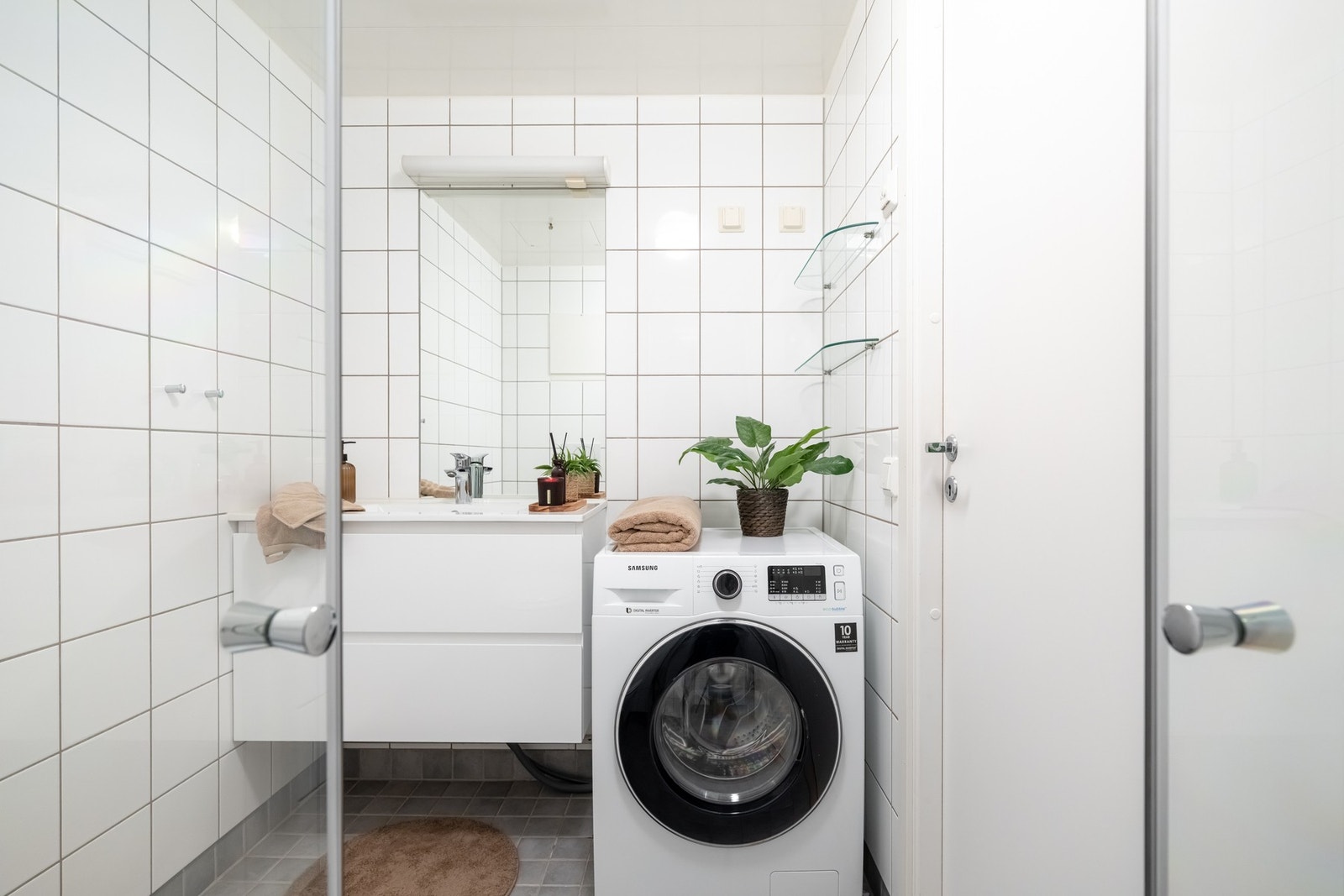 På badet er det også opplegg og plass for både vaskemaskin og tørketrommel. Galleribilde