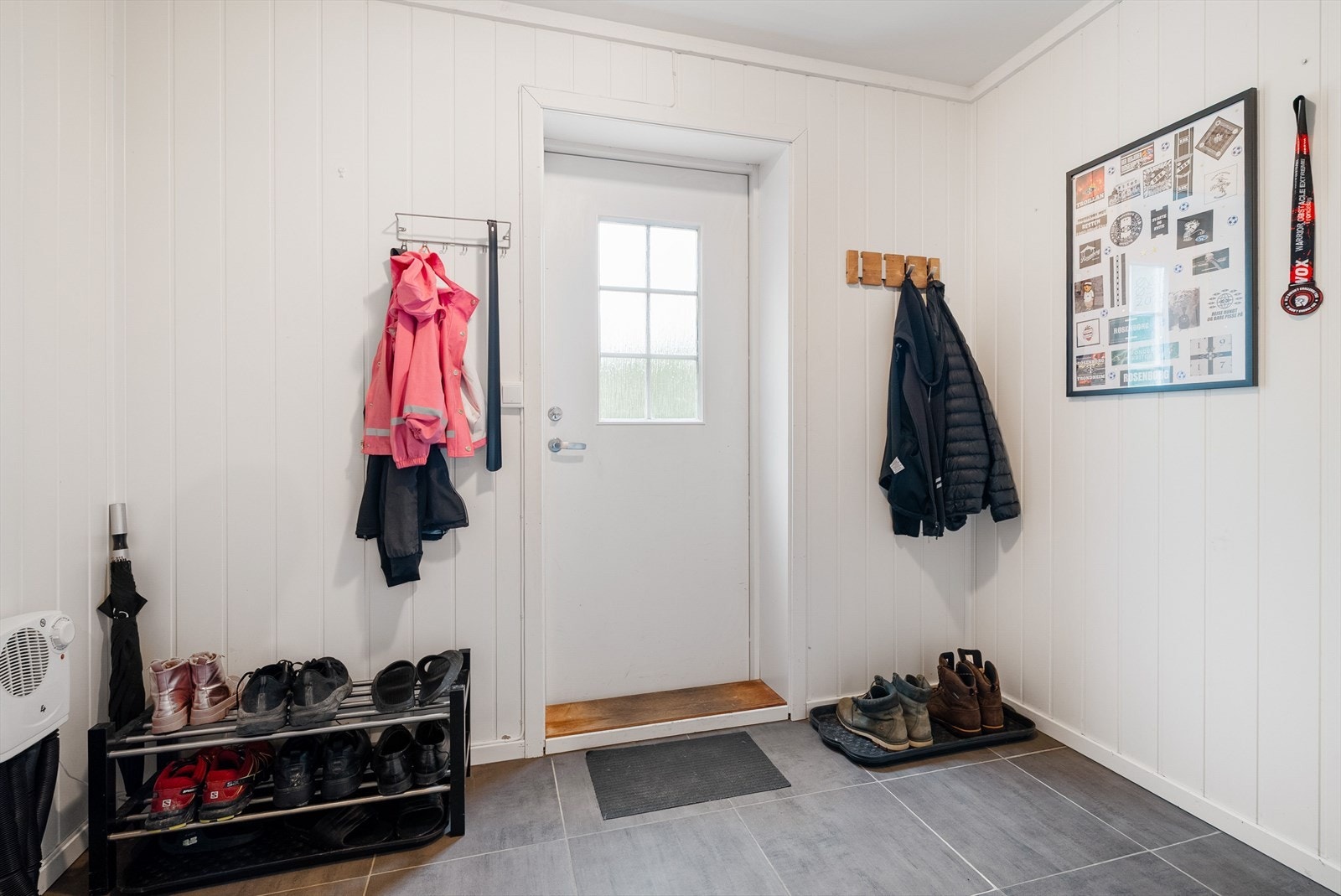 Lys og innbydende entré med god plass til oppbevaring av yttertøy. Galleribilde