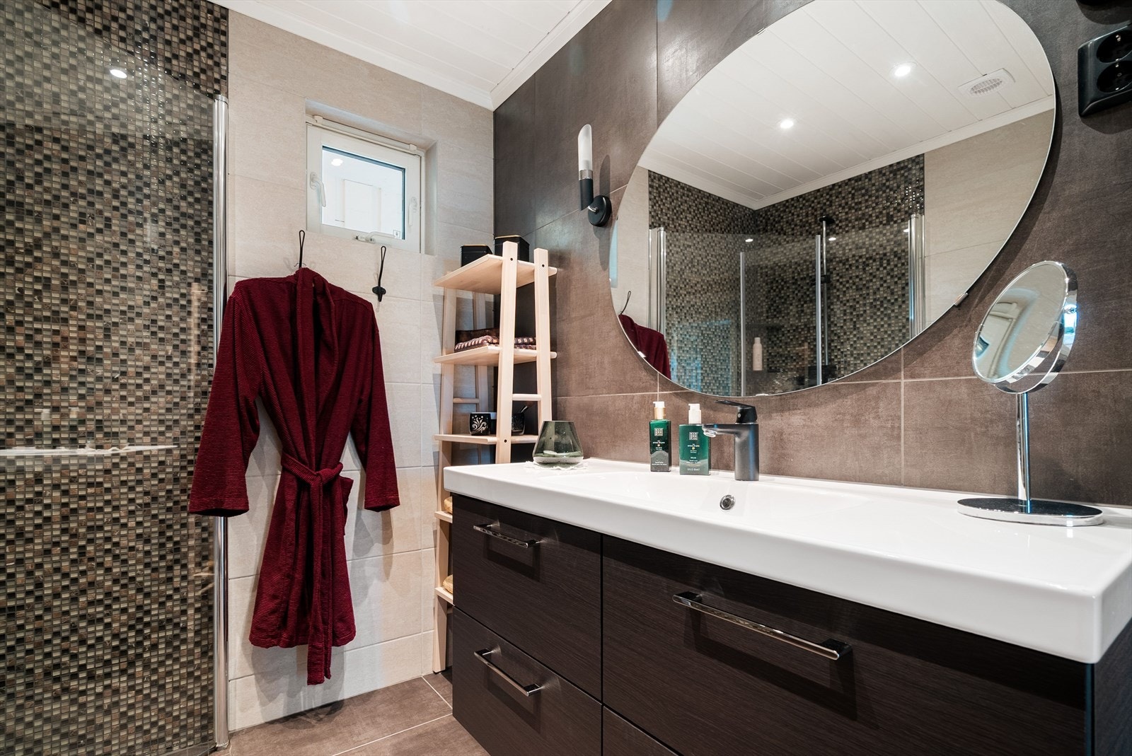 Det flislagte badet har downlights i himlingen som gir et godt og behagelig lys. Galleribilde
