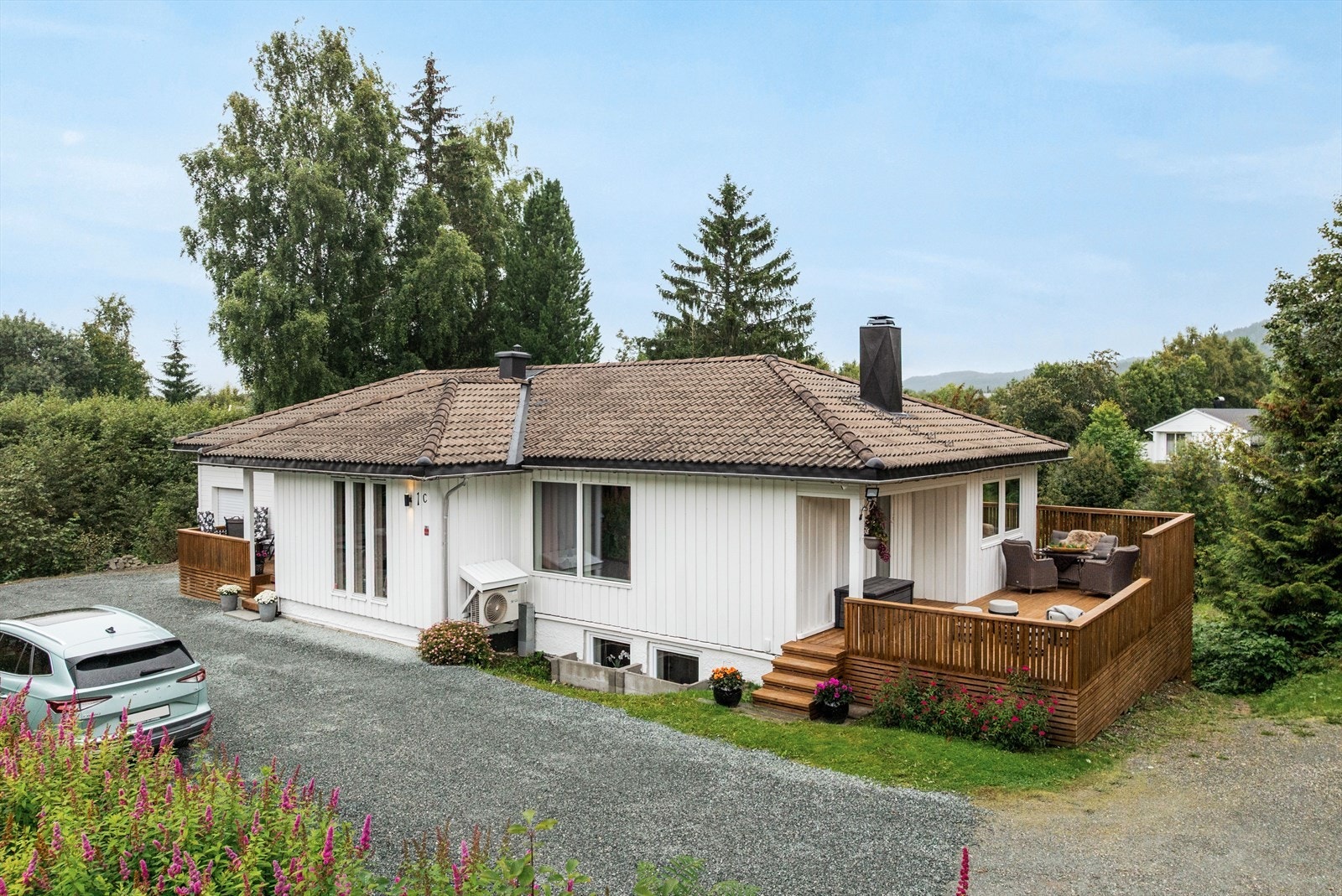 Her får du en flott familiebolig med rolig og skjermet beliggenhet i innerste del av blindvei på Finnmyra. Boligen byr på solrike uteområder og mulighet for utleie. Galleribilde