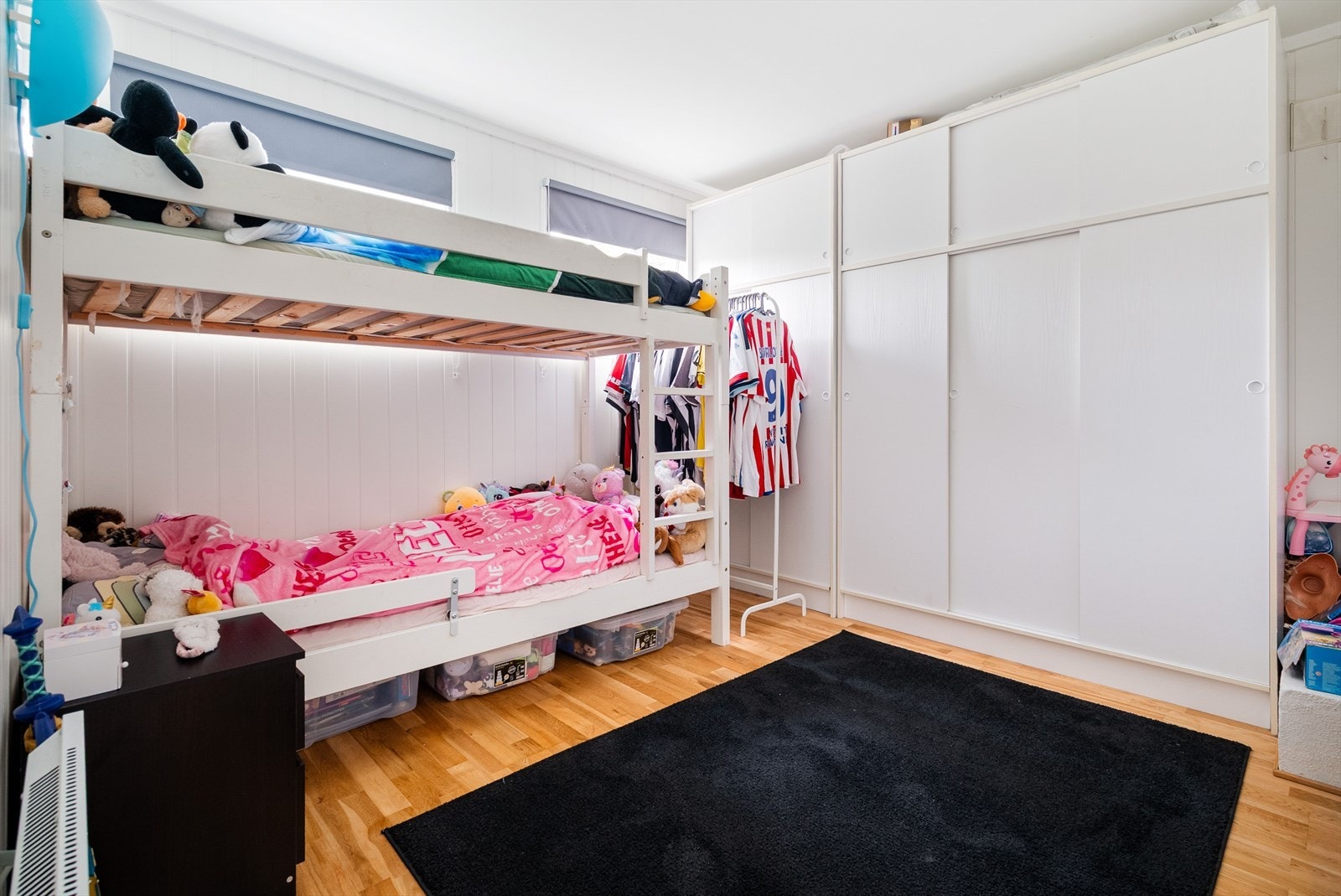 Soverommene har god plass til både seng og garderobeløsning. Galleribilde
