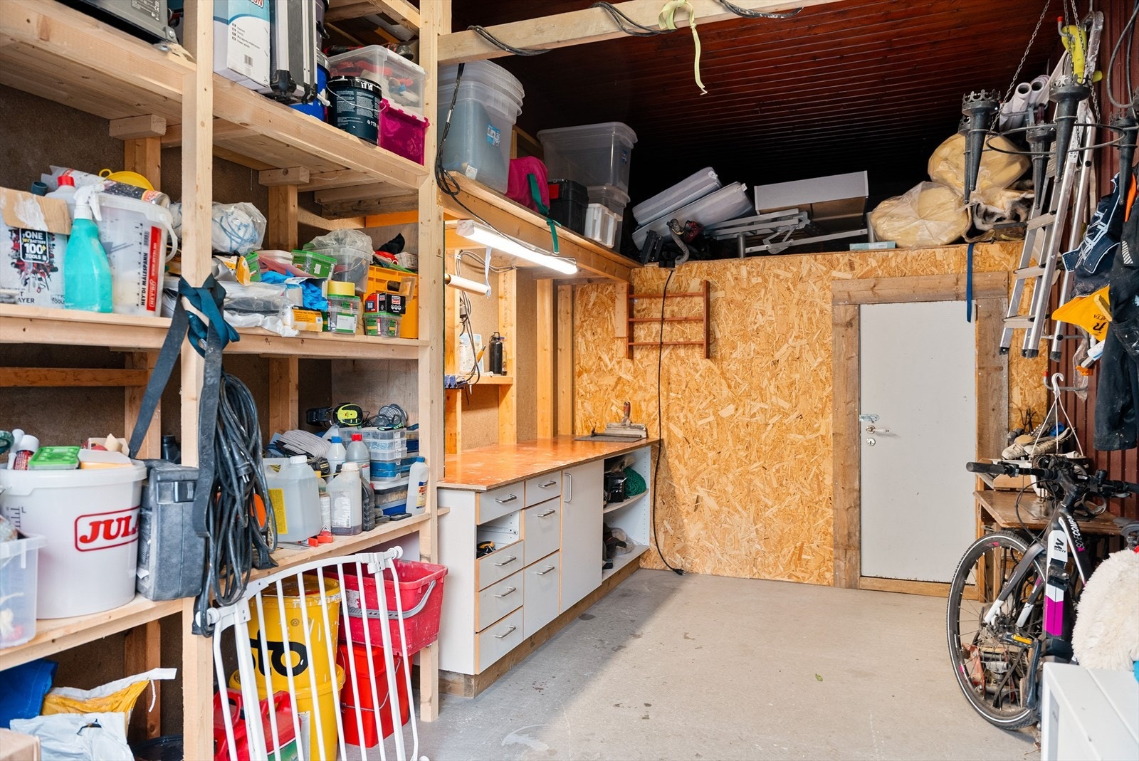 I tilknytning til boligen er det en bod/carport på 15 kvm med hyller og praktisk arbeidsbenk. Det er også direkte utgang fra boden til en hundegård. Galleribilde