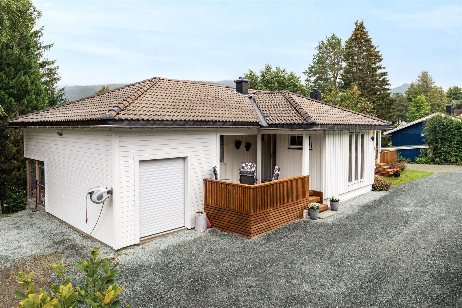 Boligen har et flott inngangsparti med terrasse og praktisk utvendig bod. Boligen er også godt tilrettelagt for hund, med egen hundegård på tomten. Galleribilde