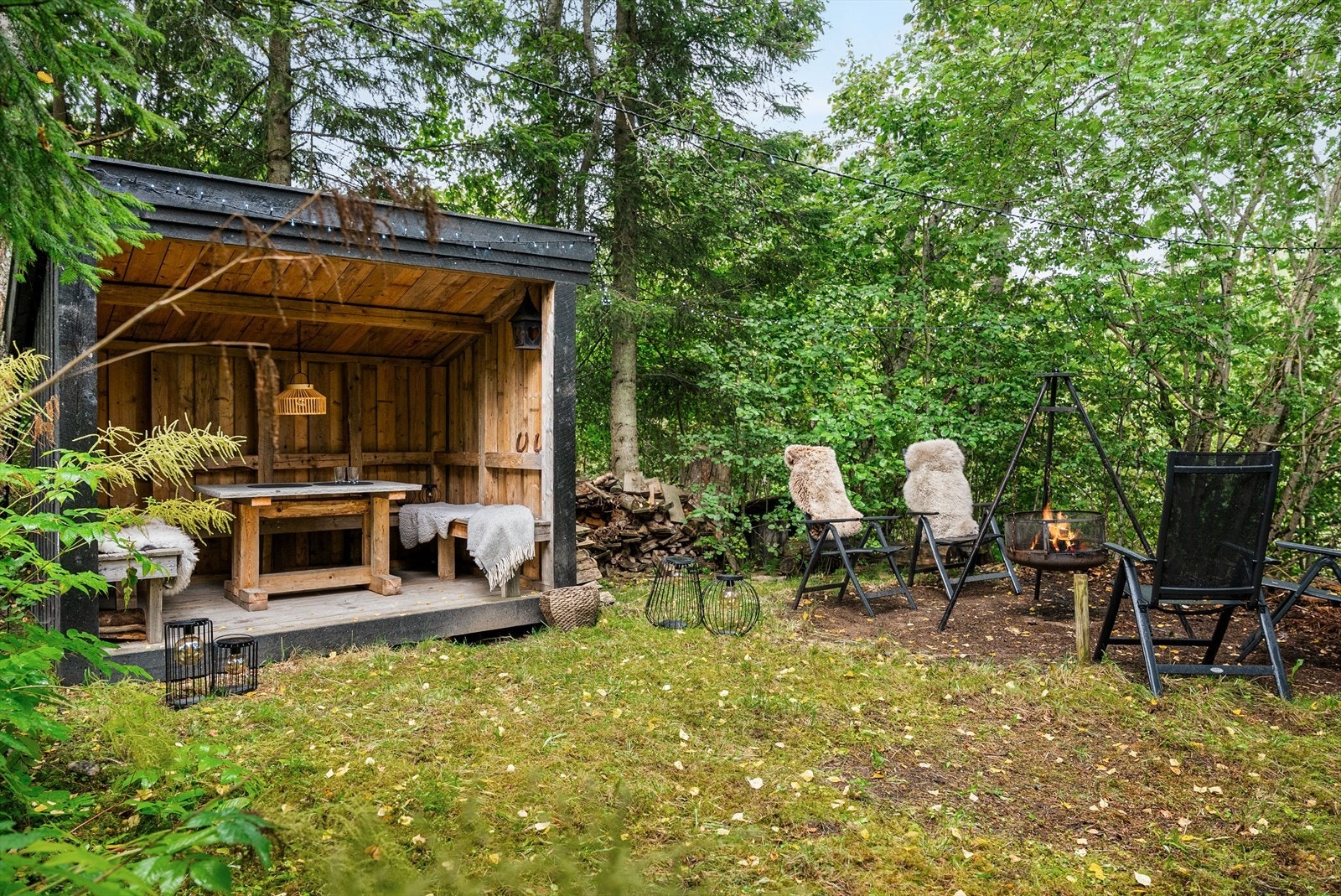På nedsiden av huset finner du en flott og lun uteplass med overbygd sitteplass, perfekt for hyggelige kvelder utendørs. Galleribilde