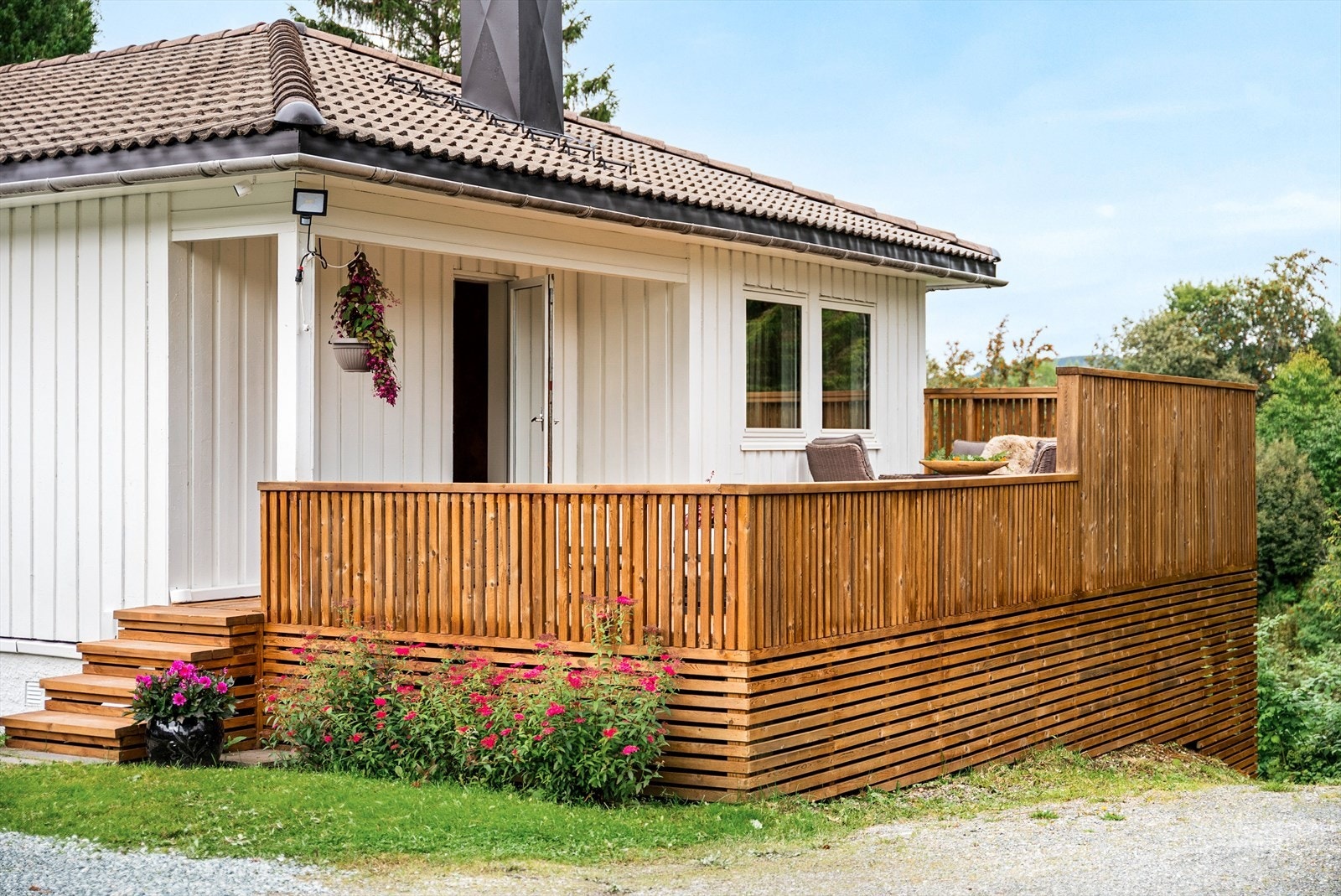 Her kan du nyte lange og solrike sommerdager på den romslige terrassen. Galleribilde