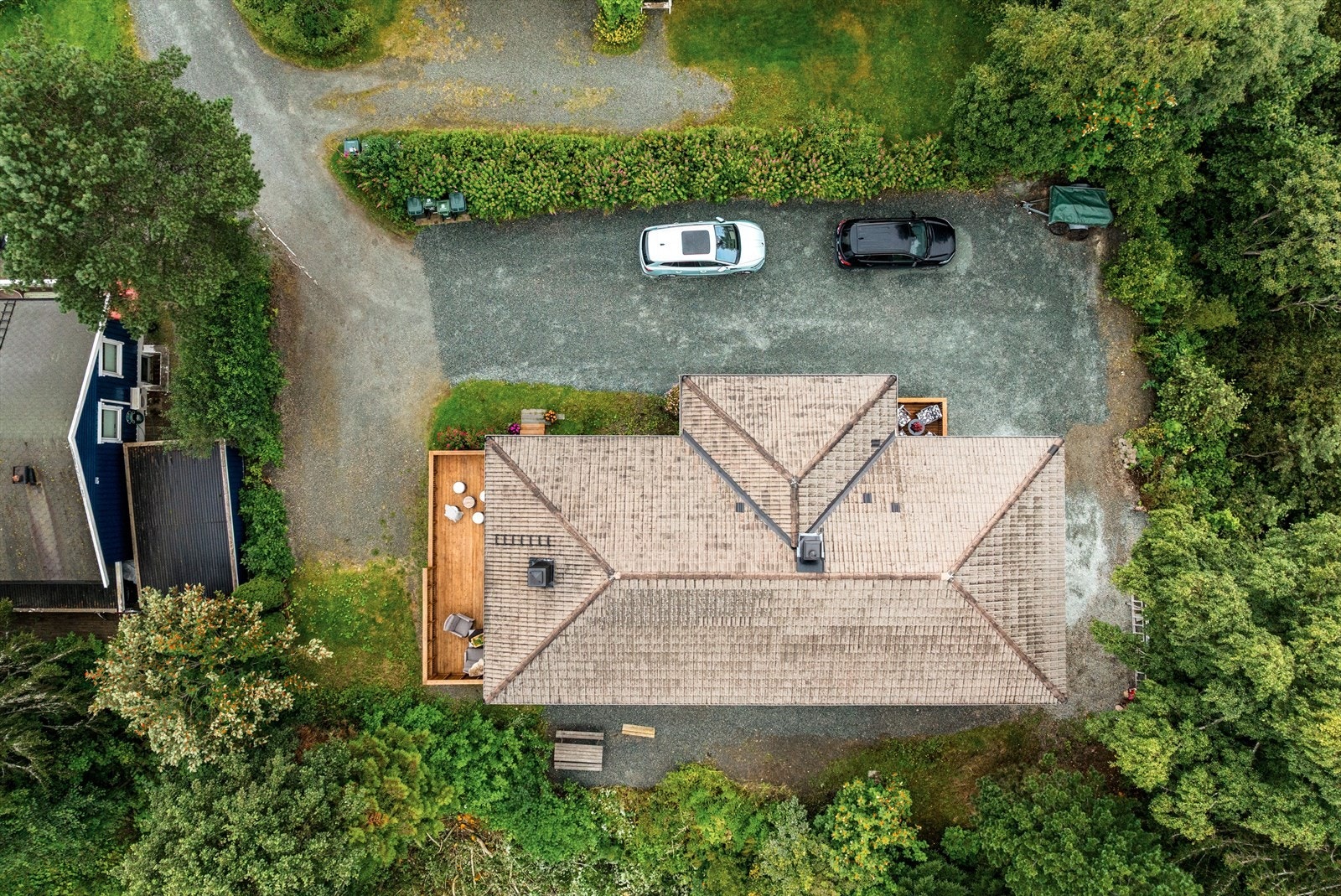 Tomten er på hele 928 kvm og byr på gode parkeringsmuligheter og naturskjønne omgivelser med mye grønt rundt boligen. Galleribilde
