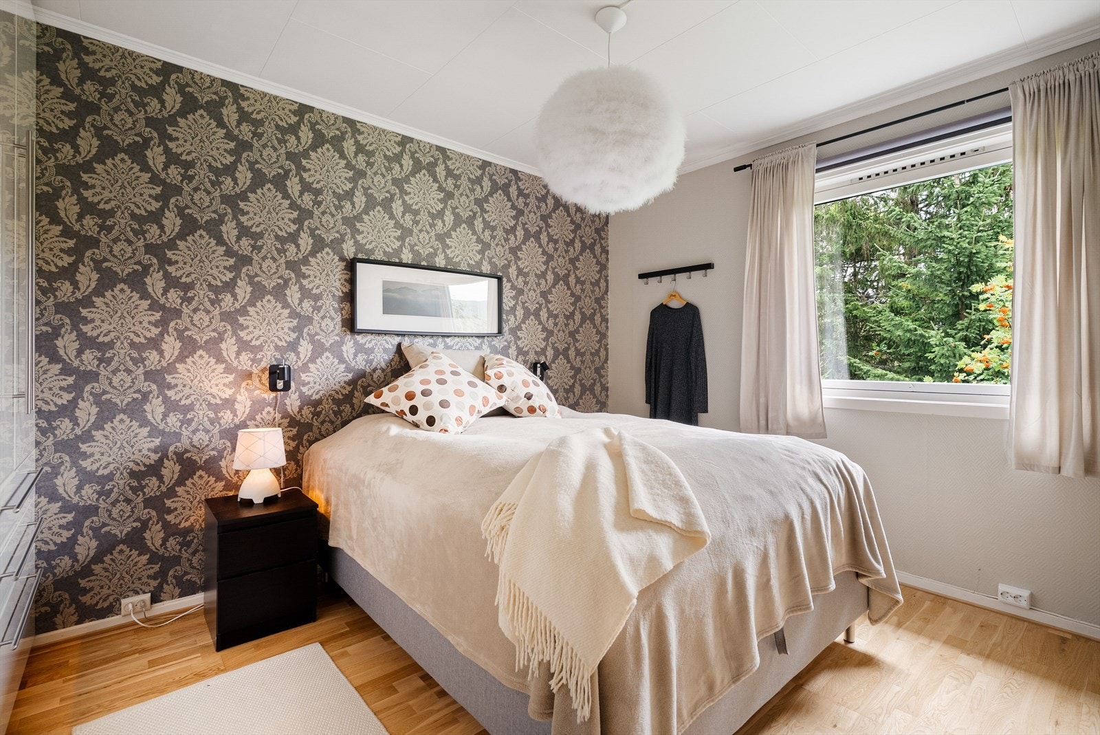 Boligen har totalt fem soverom, hvorav tre er praktisk plassert i hovedetasjen og to i sokkeletasjen. Galleribilde
