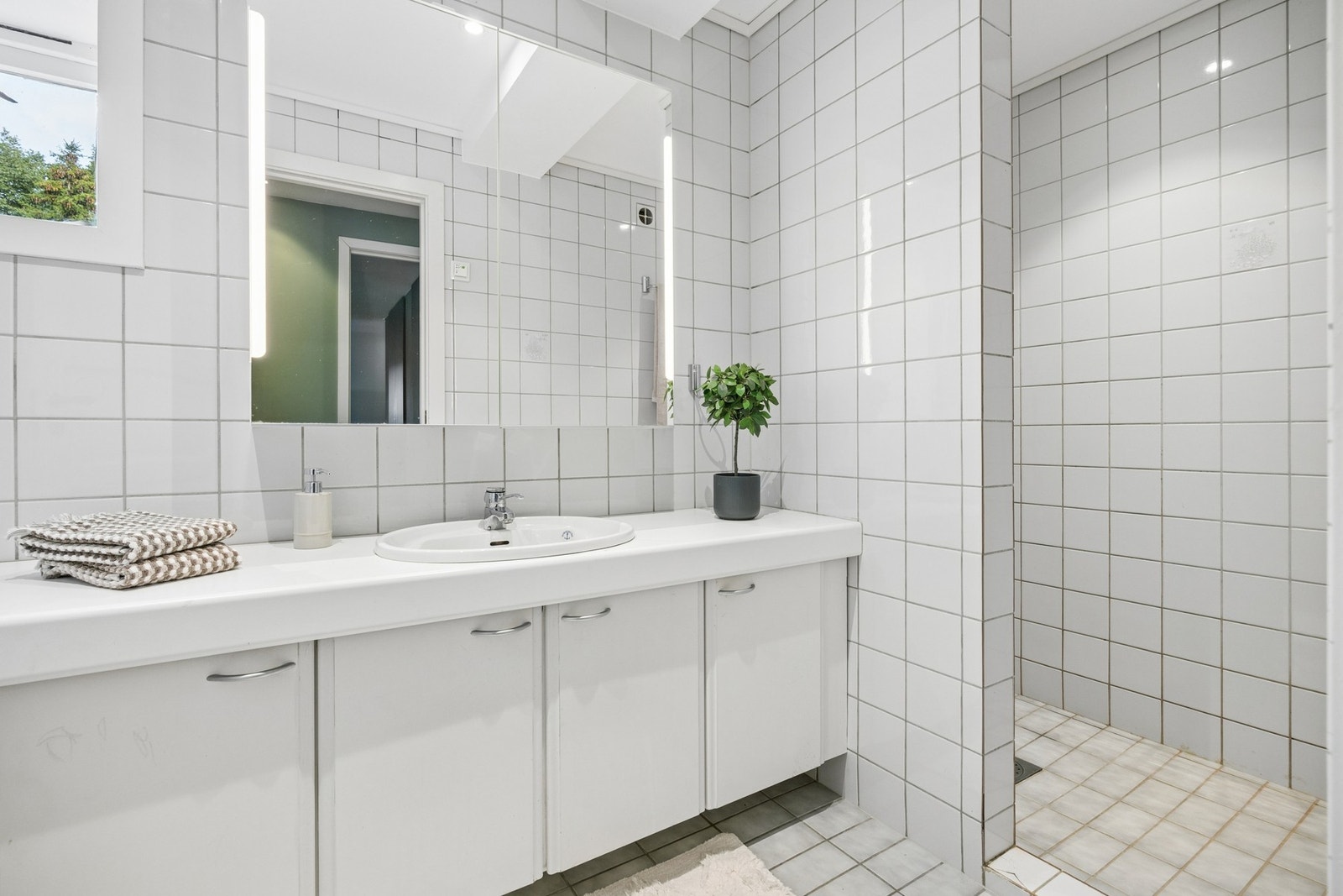 Bad i sokkel på 5kvm. Stor baderomsinnredning og dusjhjørnet. Separat wc på 2,3kvm. Galleribilde
