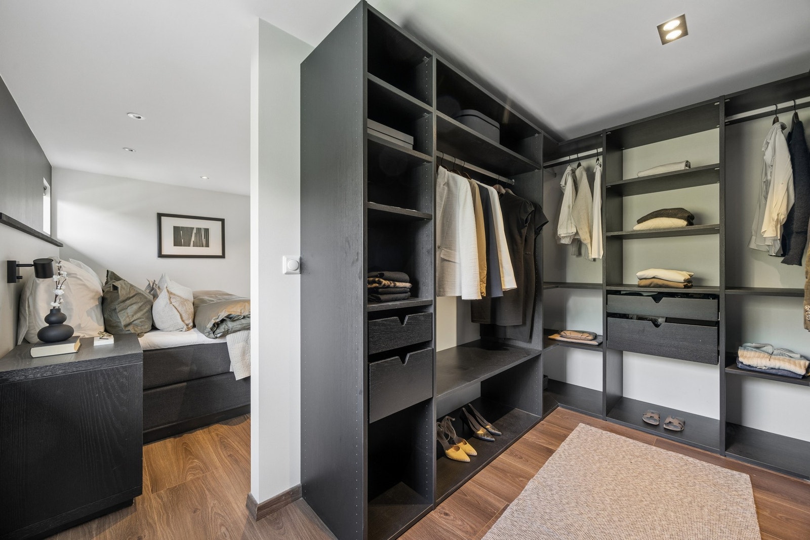 Direkte tilgang til walk in closet på hovedsoverommet. Walk in garderobe til soverommet gir de voksne sitt eget rom i rommet. Galleribilde