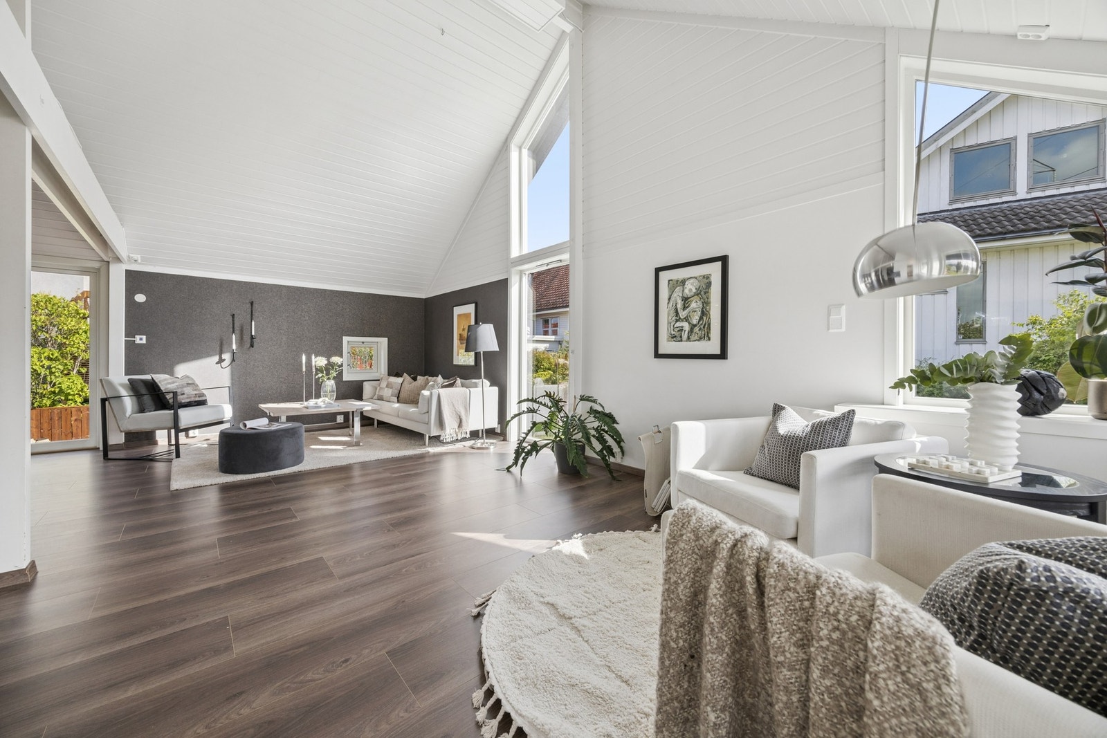 Stuen har plass til flere sittegrupper og mange møbleringmuligheter. Galleribilde