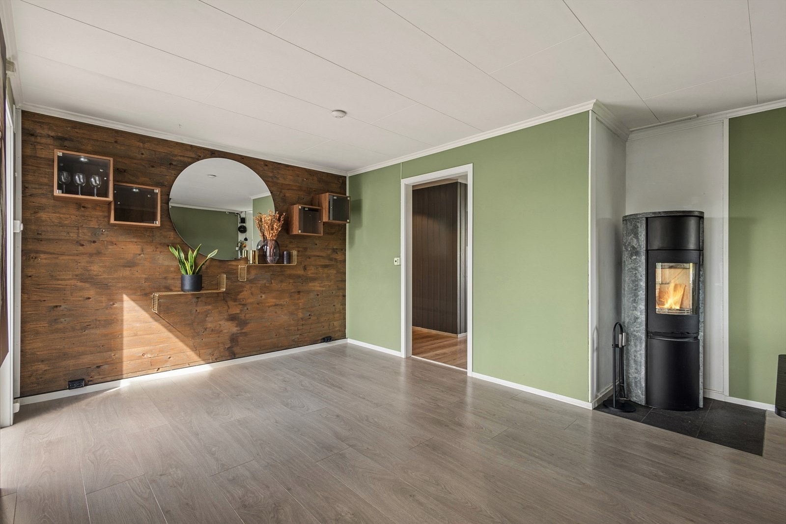 I 2023 ble det lagt varmefolie i gulvet og overflatene i stuen ble fornyet. Galleribilde