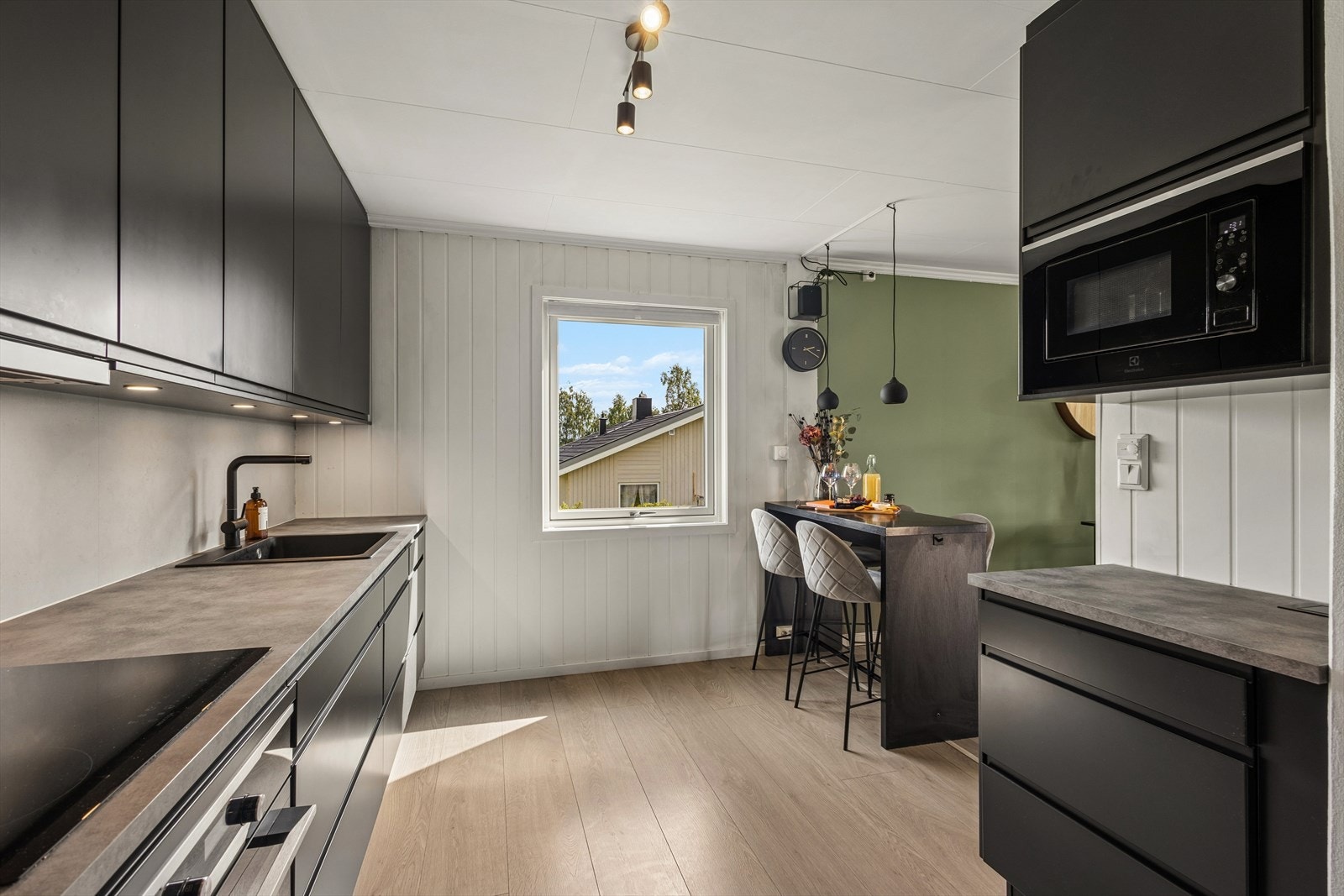 Kjøkkenet fra 2022 har innredning med glatte fronter og laminert benkeplate. Galleribilde