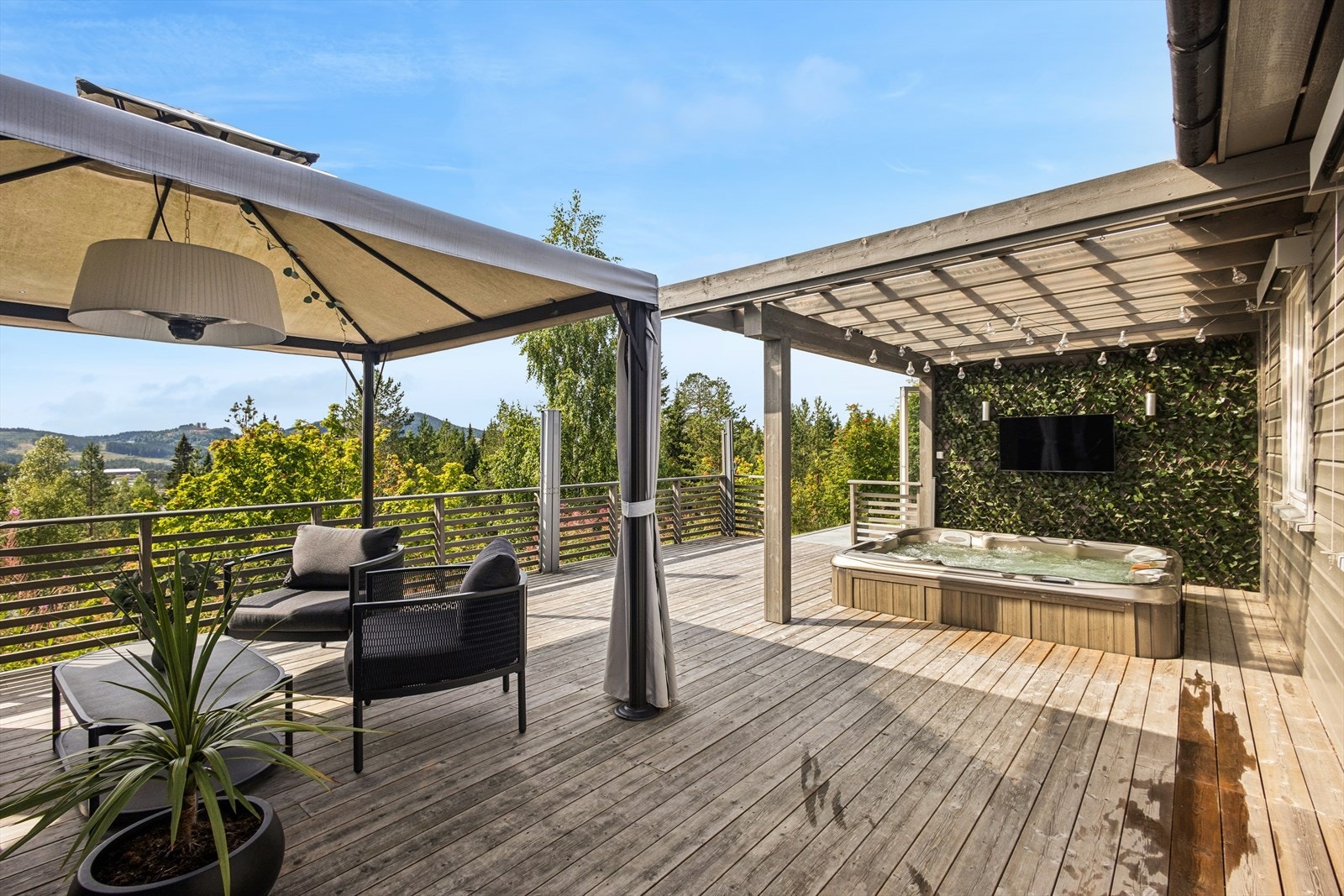Stor, vestvendt terrasse på totalt 76 m² med god plass for flere sittegrupper. Galleribilde