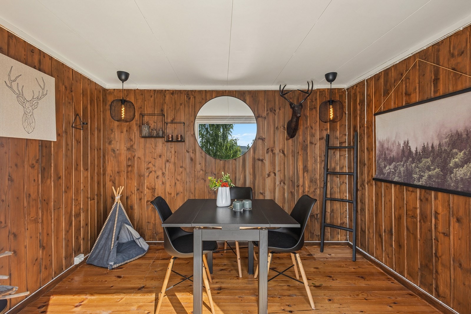 Fra terrassen er det adkomst til et uthus. Galleribilde
