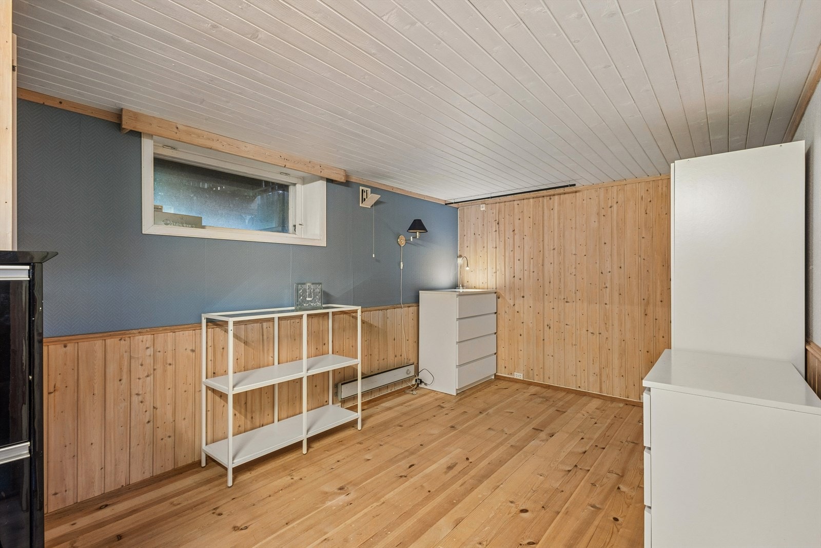 Rikelig med lagringsplass i flere boder i kjelleretasjen. Galleribilde