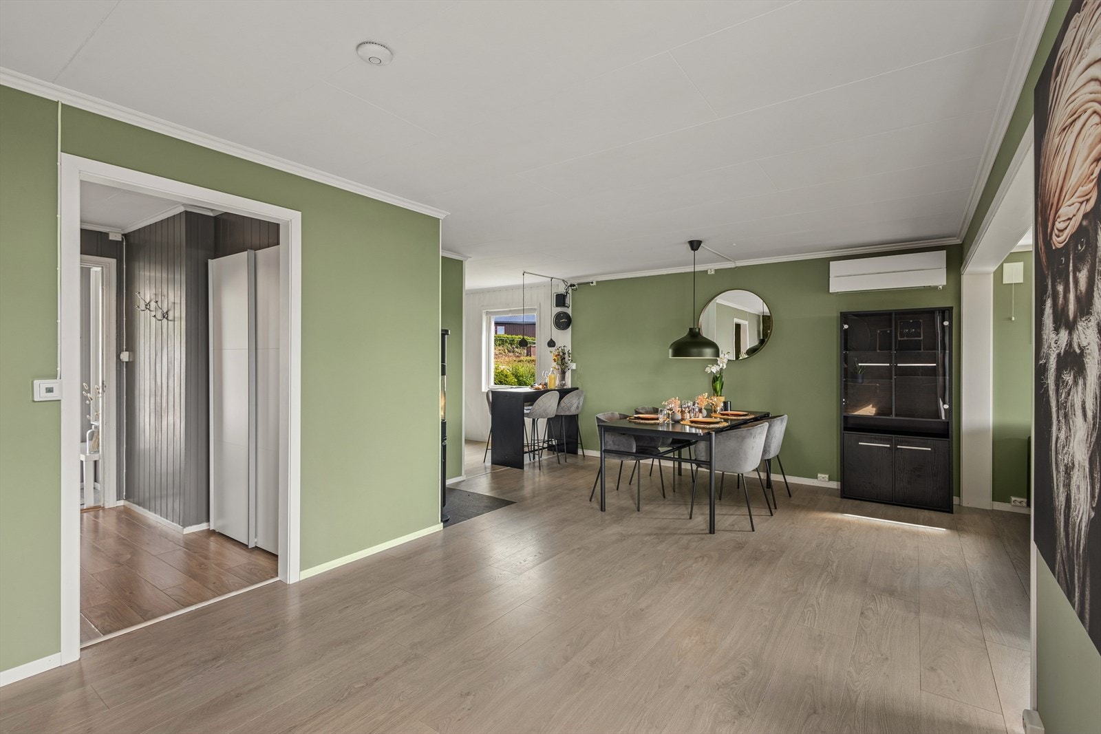 Stuen har god plass til både spisebord og en romslig sofagruppe. Galleribilde